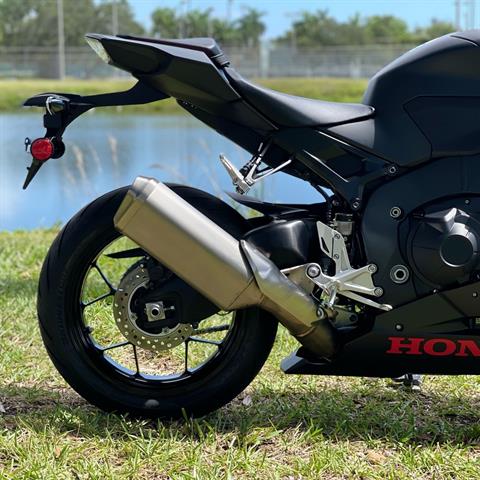 2017 Honda CBR1000RR ABS in North Miami Beach, Florida - Photo 5