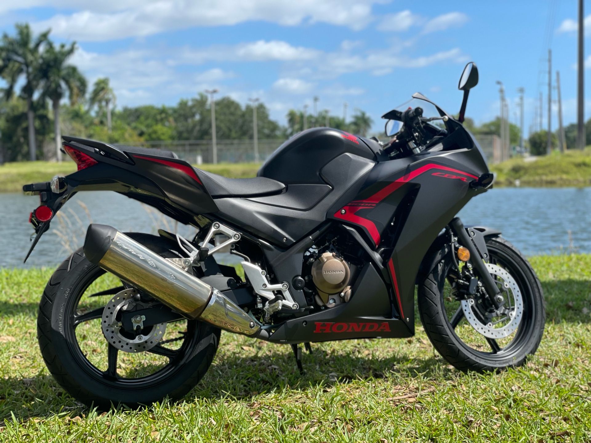 2021 Honda CBR300R in North Miami Beach, Florida - Photo 3
