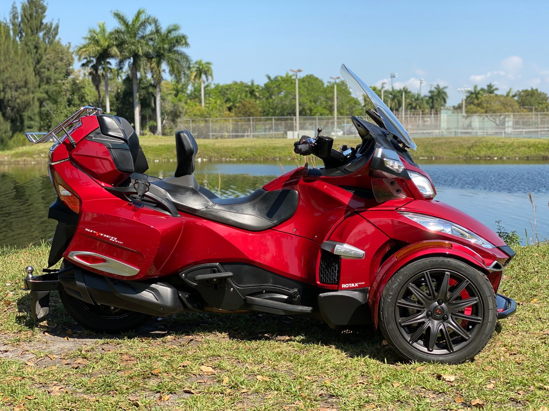 2016 Can-Am Spyder RT-S SE6 in North Miami Beach, Florida - Photo 3