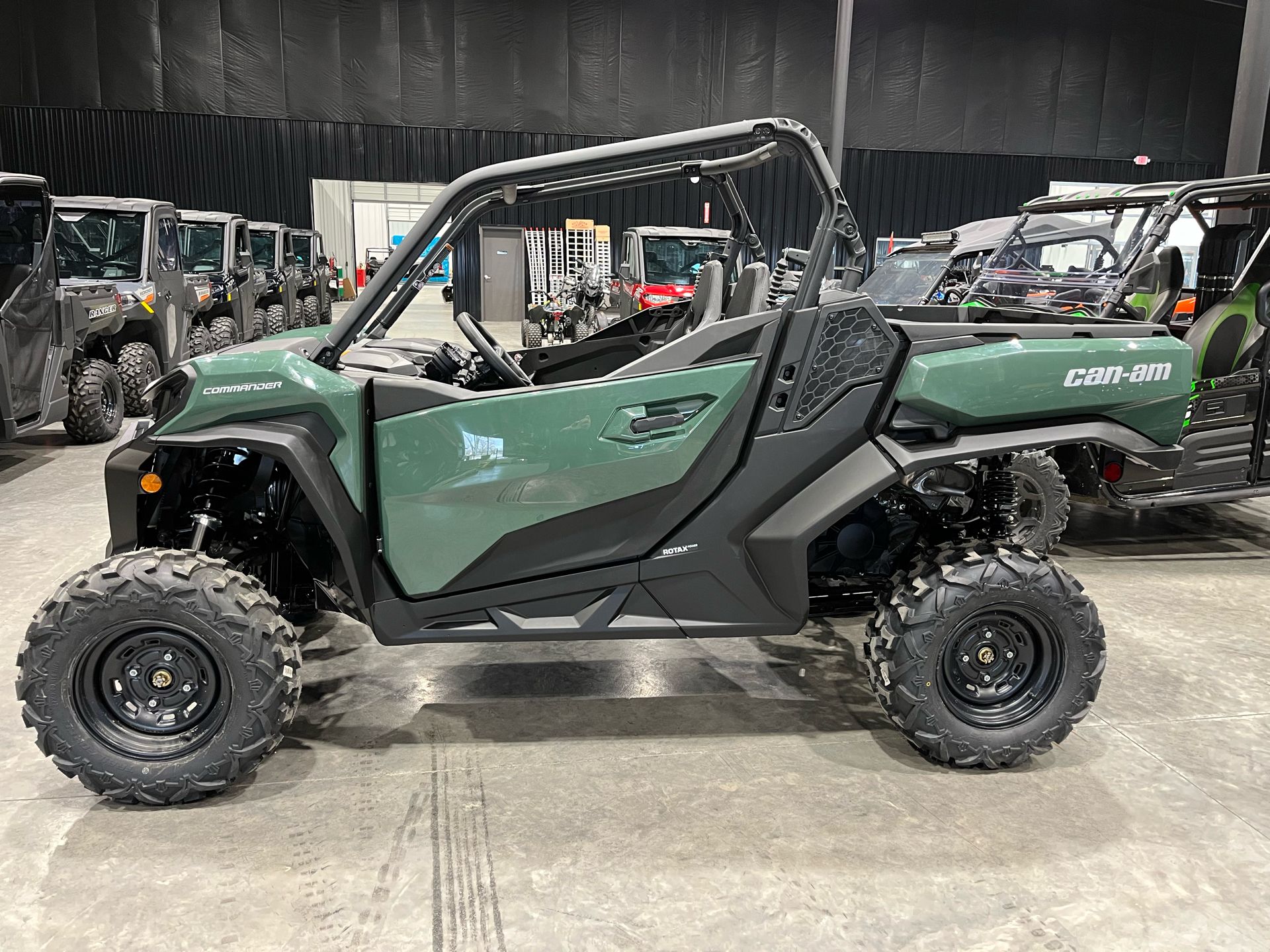 2023 Can-Am Commander DPS 700 in Hillman, Michigan - Photo 2