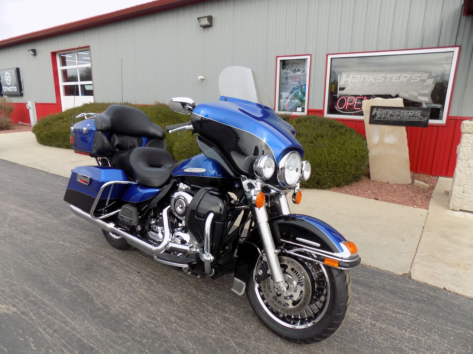 2010 Harley-Davidson Electra Glide® Ultra Limited in Janesville, Wisconsin - Photo 2