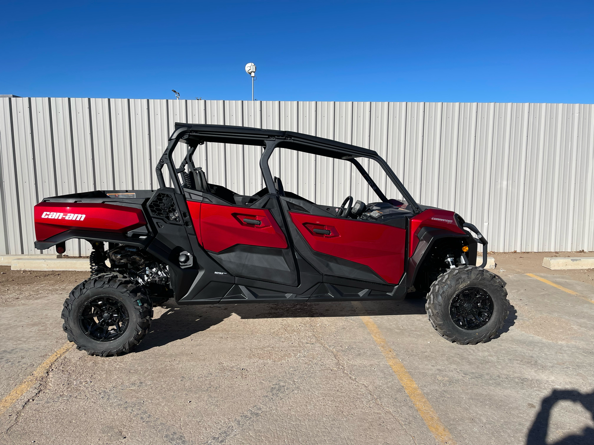 2024 Can-Am Commander MAX XT 700 in Roswell, New Mexico - Photo 2