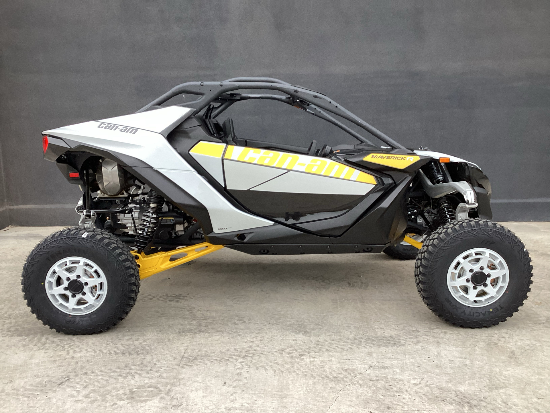 2024 Can-Am Maverick R 999T DCT in Roswell, New Mexico - Photo 8