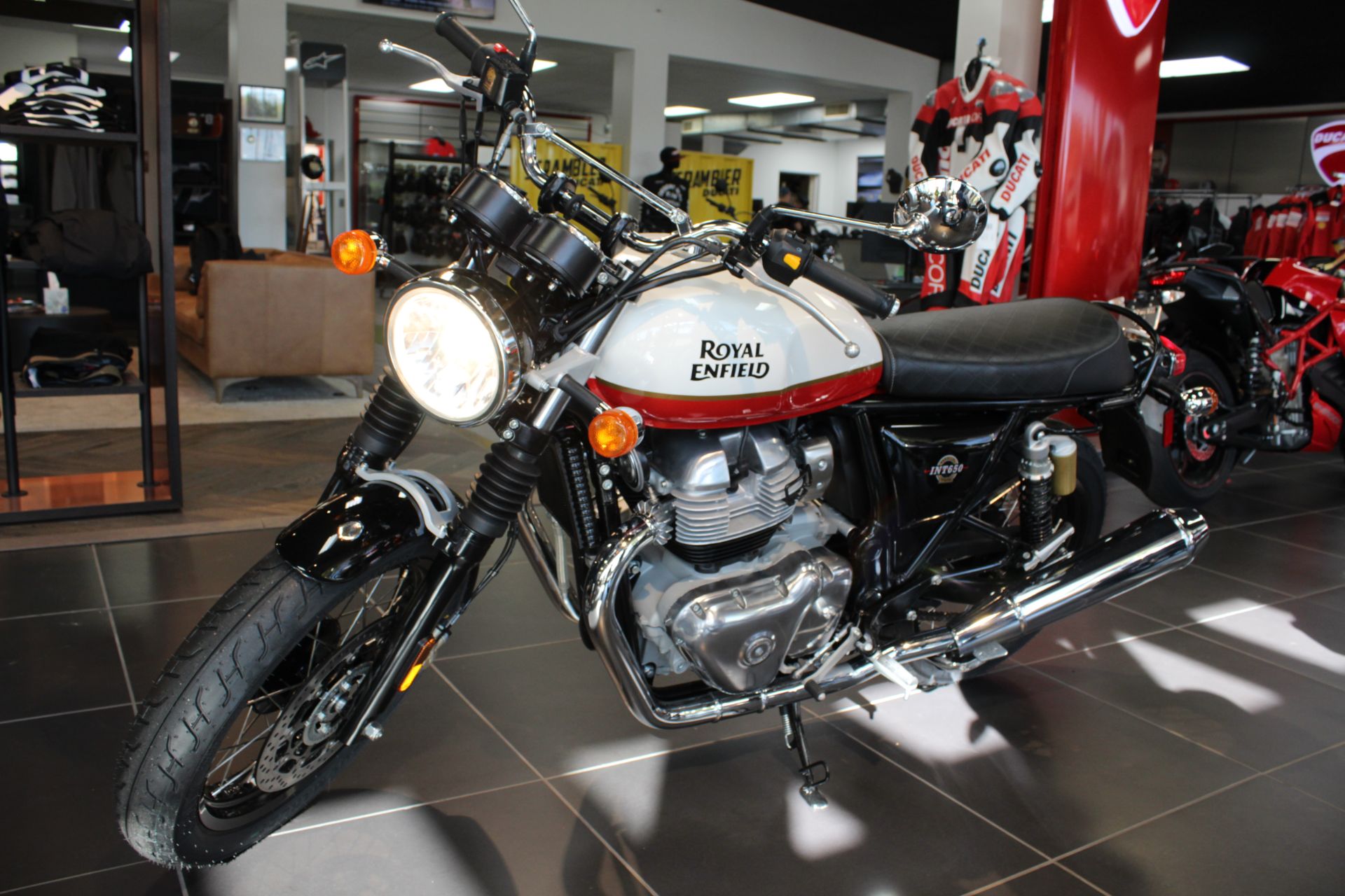 2023 Royal Enfield INT650 in West Allis, Wisconsin - Photo 16