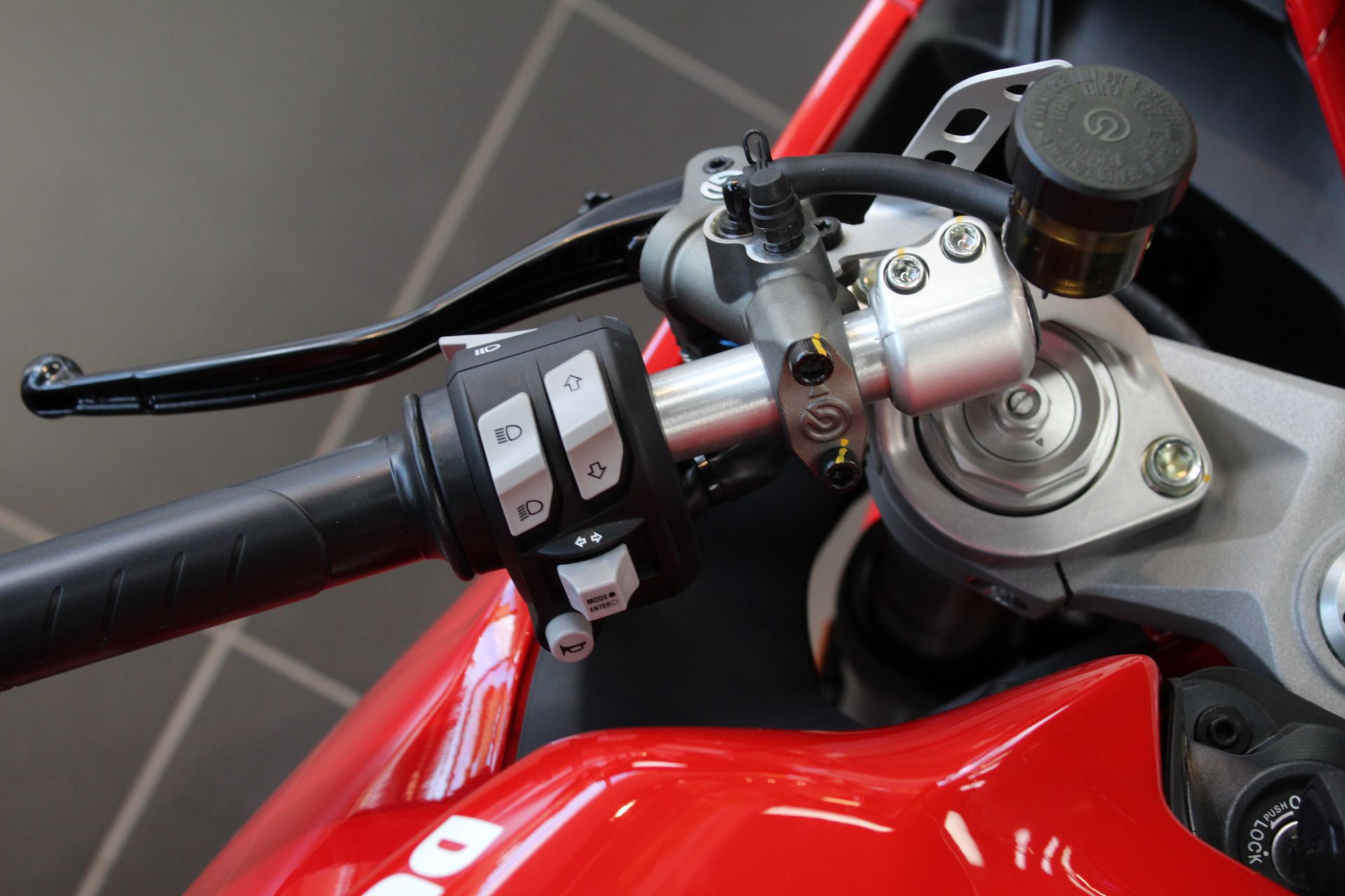 2023 Ducati SuperSport 950 in West Allis, Wisconsin - Photo 12