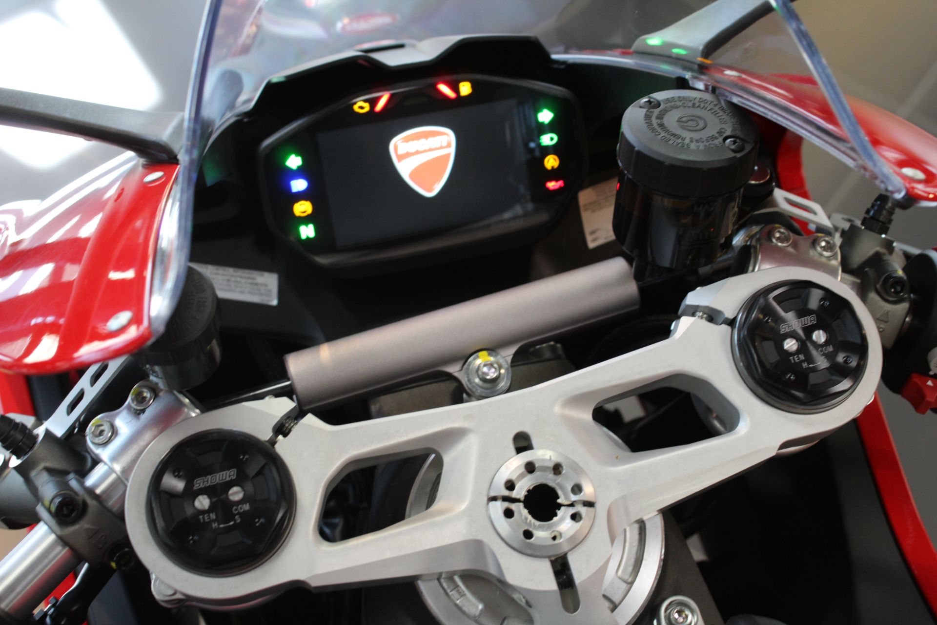 2023 Ducati Panigale V2 in West Allis, Wisconsin - Photo 14