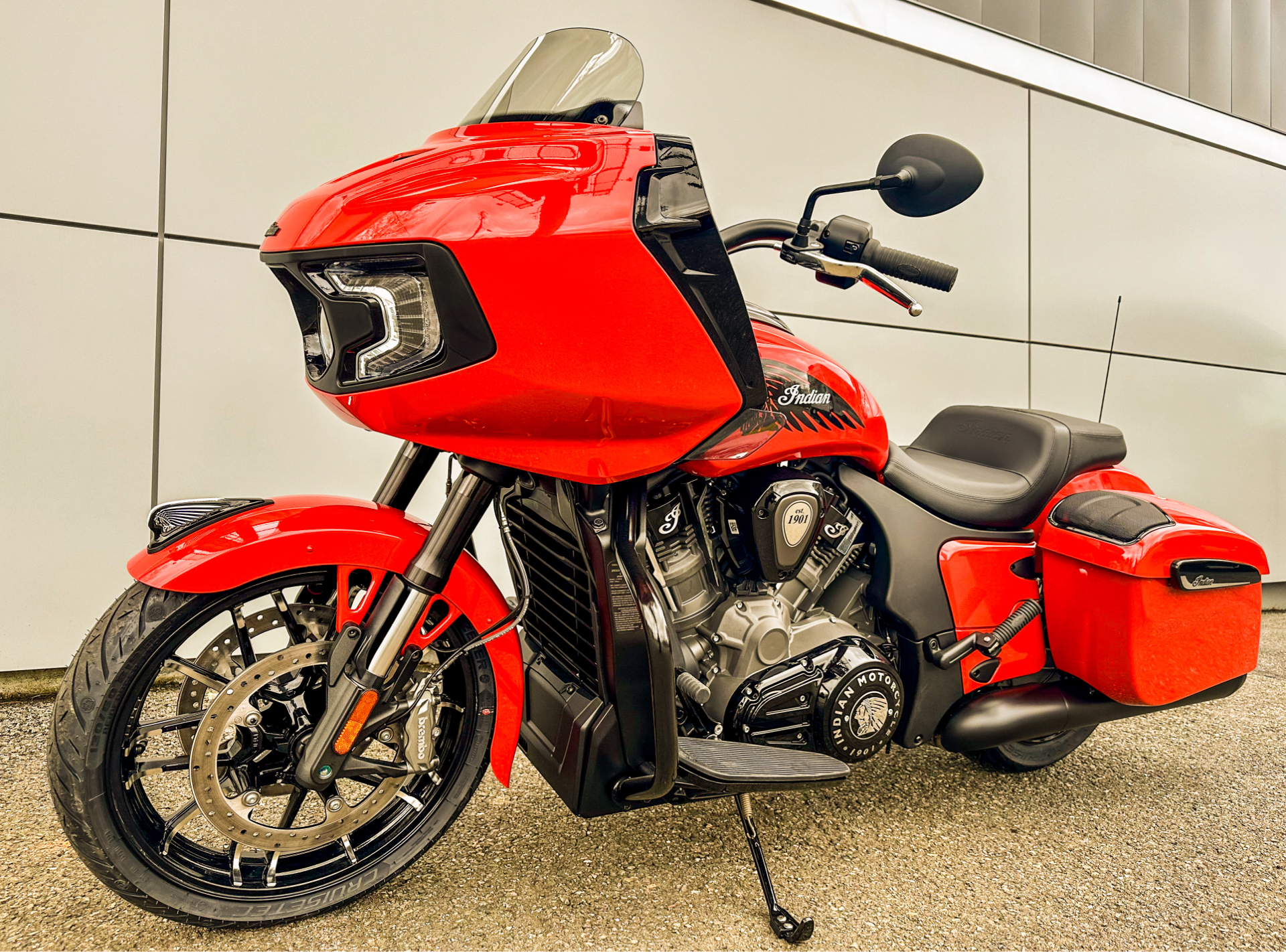2024 Indian Motorcycle Challenger® Dark Horse® Icon with PowerBand Audio Package in Manchester, New Hampshire - Photo 26