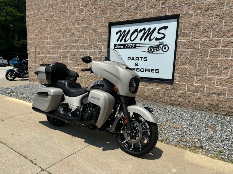2023 Indian Motorcycle Roadmaster® Dark Horse® in Manchester, New Hampshire - Photo 2
