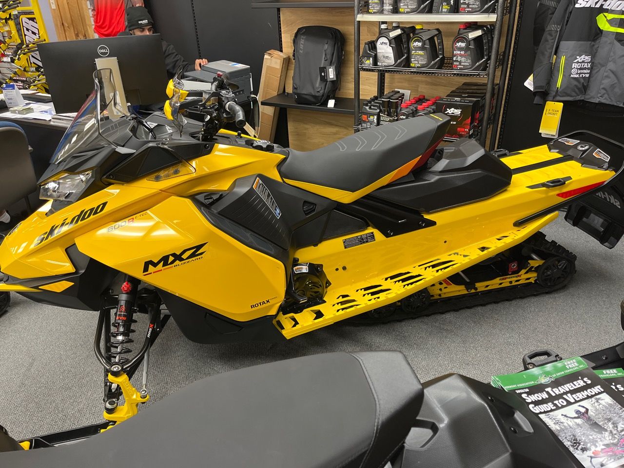 2023 Ski-Doo MXZ Blizzard 600R E-TEC ES Ice Ripper XT 1.25 in Enfield, Connecticut - Photo 3