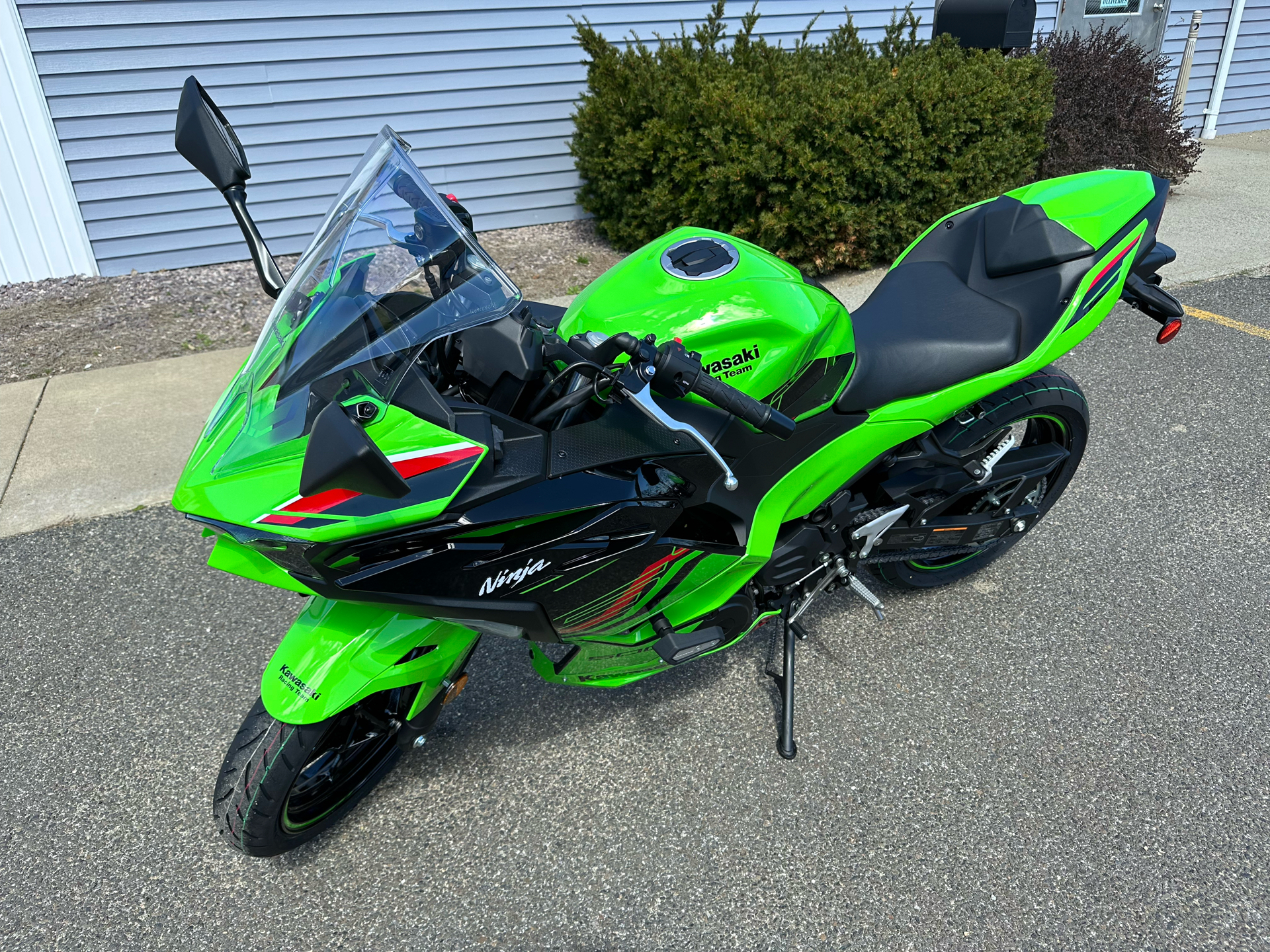 2024 Kawasaki Ninja 500 KRT Edition SE ABS in Enfield, Connecticut - Photo 2