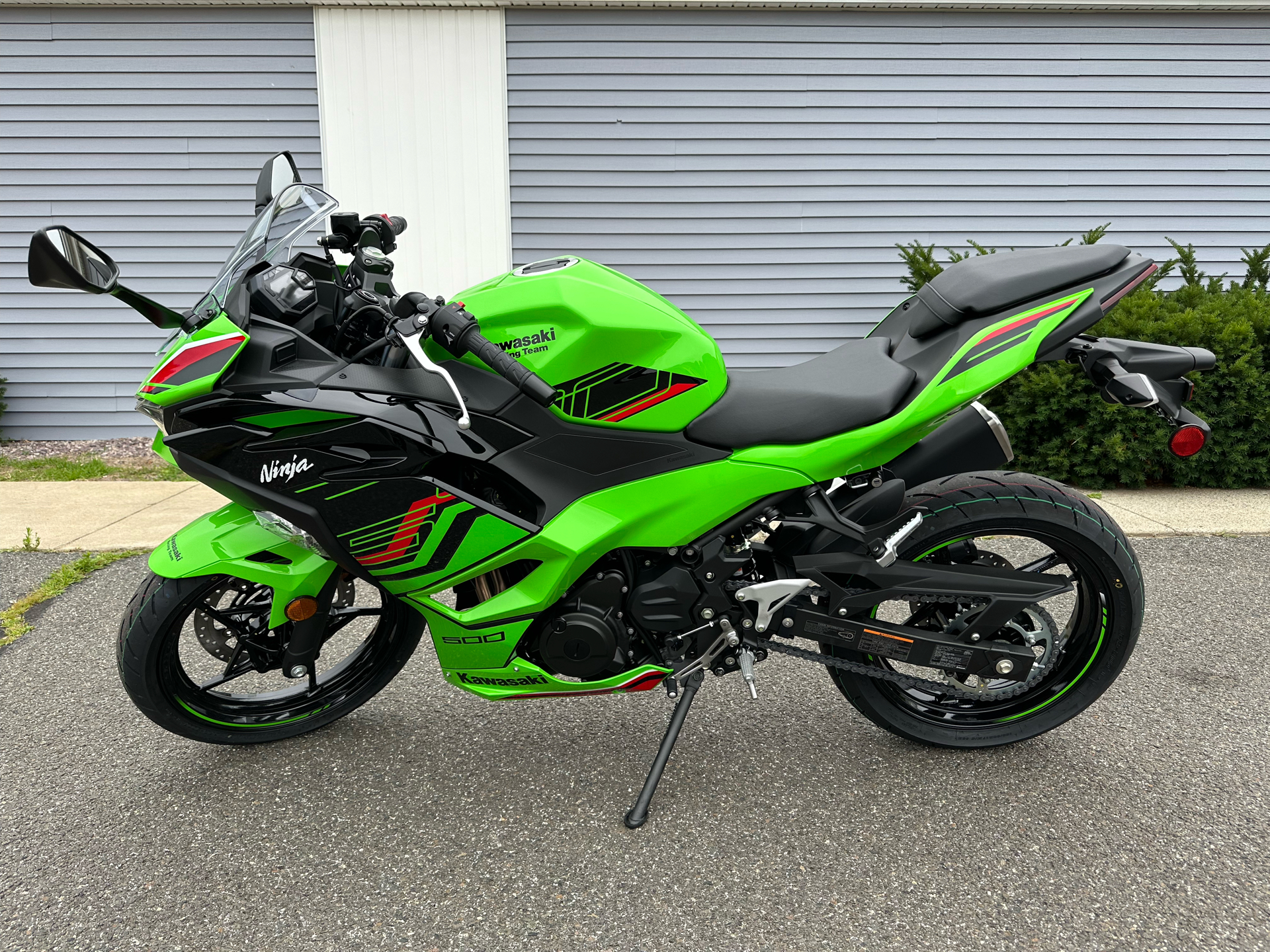 2024 Kawasaki Ninja 500 KRT Edition in Enfield, Connecticut - Photo 2