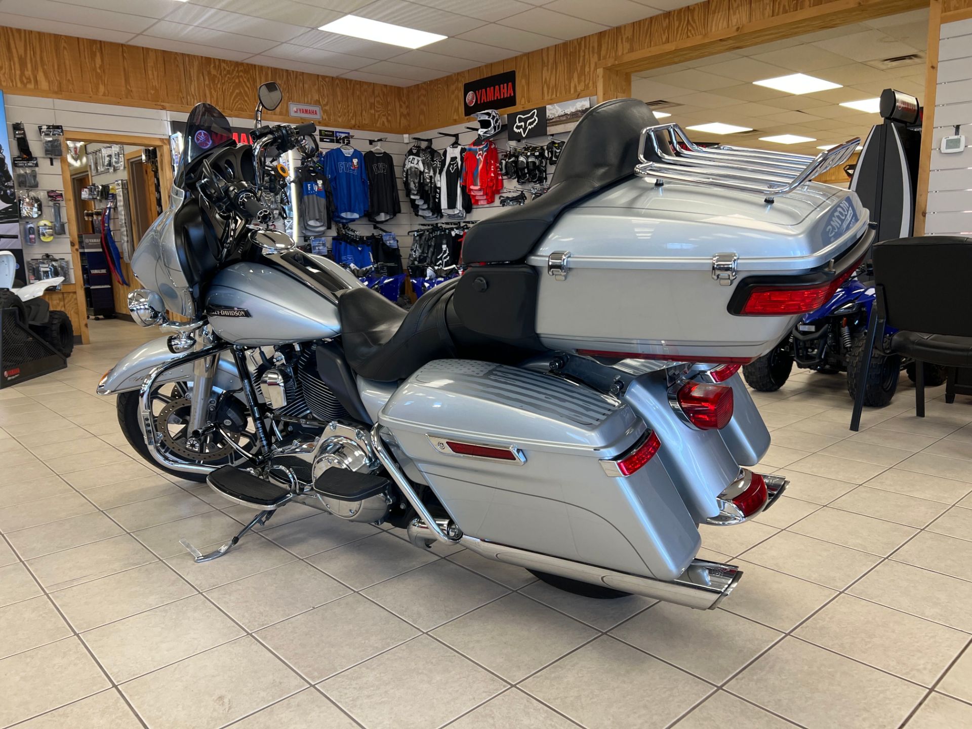2015 Harley-Davidson Electra Glide® Ultra Classic® Low in Topsham, Maine - Photo 9