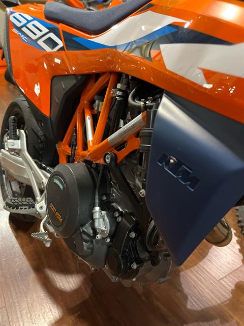 2024 KTM 690 SMC R in Tyngsboro, Massachusetts - Photo 4