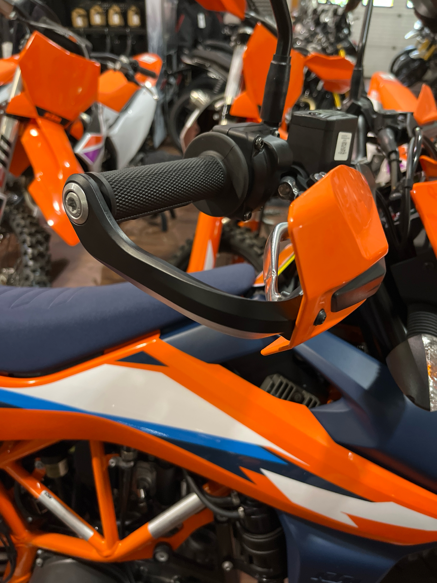 2024 KTM 690 SMC R in Tyngsboro, Massachusetts - Photo 8