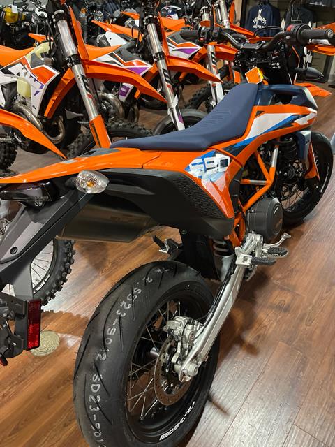 2024 KTM 690 SMC R in Tyngsboro, Massachusetts - Photo 9