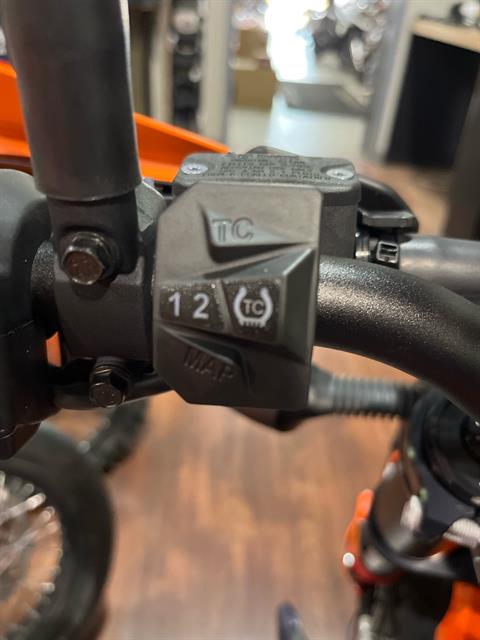 2024 KTM 690 SMC R in Tyngsboro, Massachusetts - Photo 15