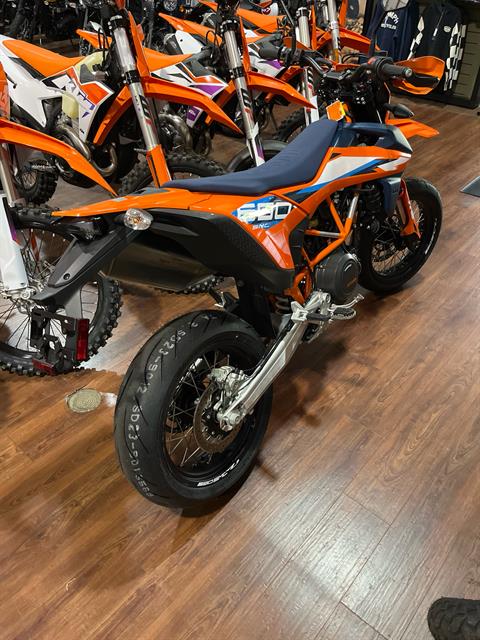 2024 KTM 690 SMC R in Tyngsboro, Massachusetts - Photo 17