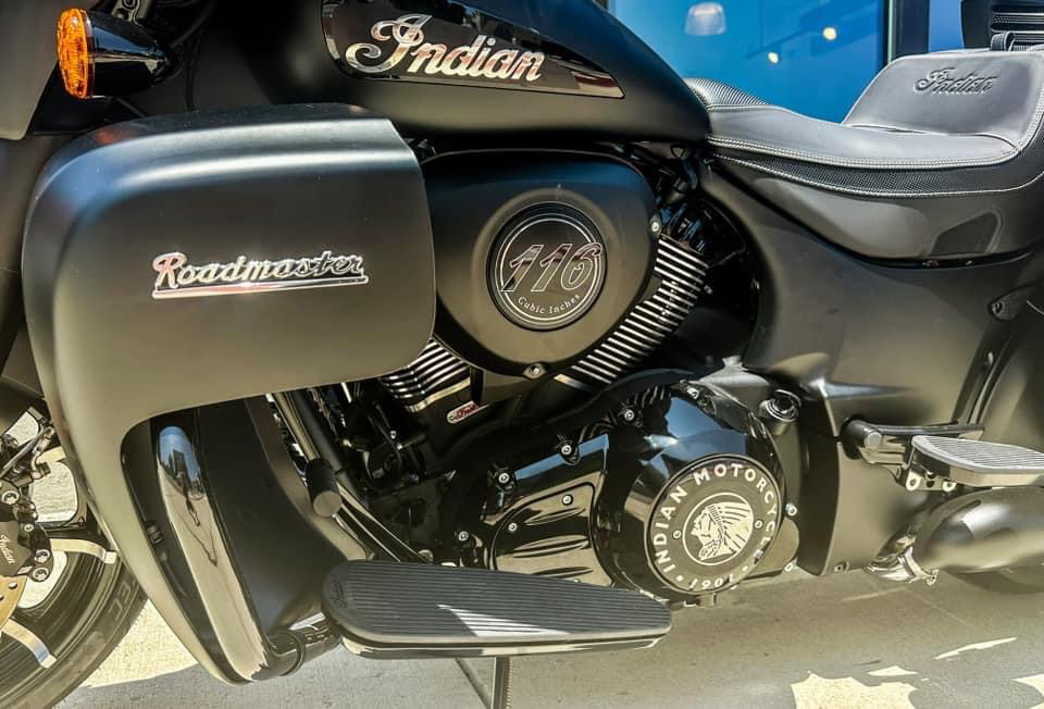 2023 Indian Motorcycle Roadmaster® Dark Horse® in Tyngsboro, Massachusetts - Photo 4