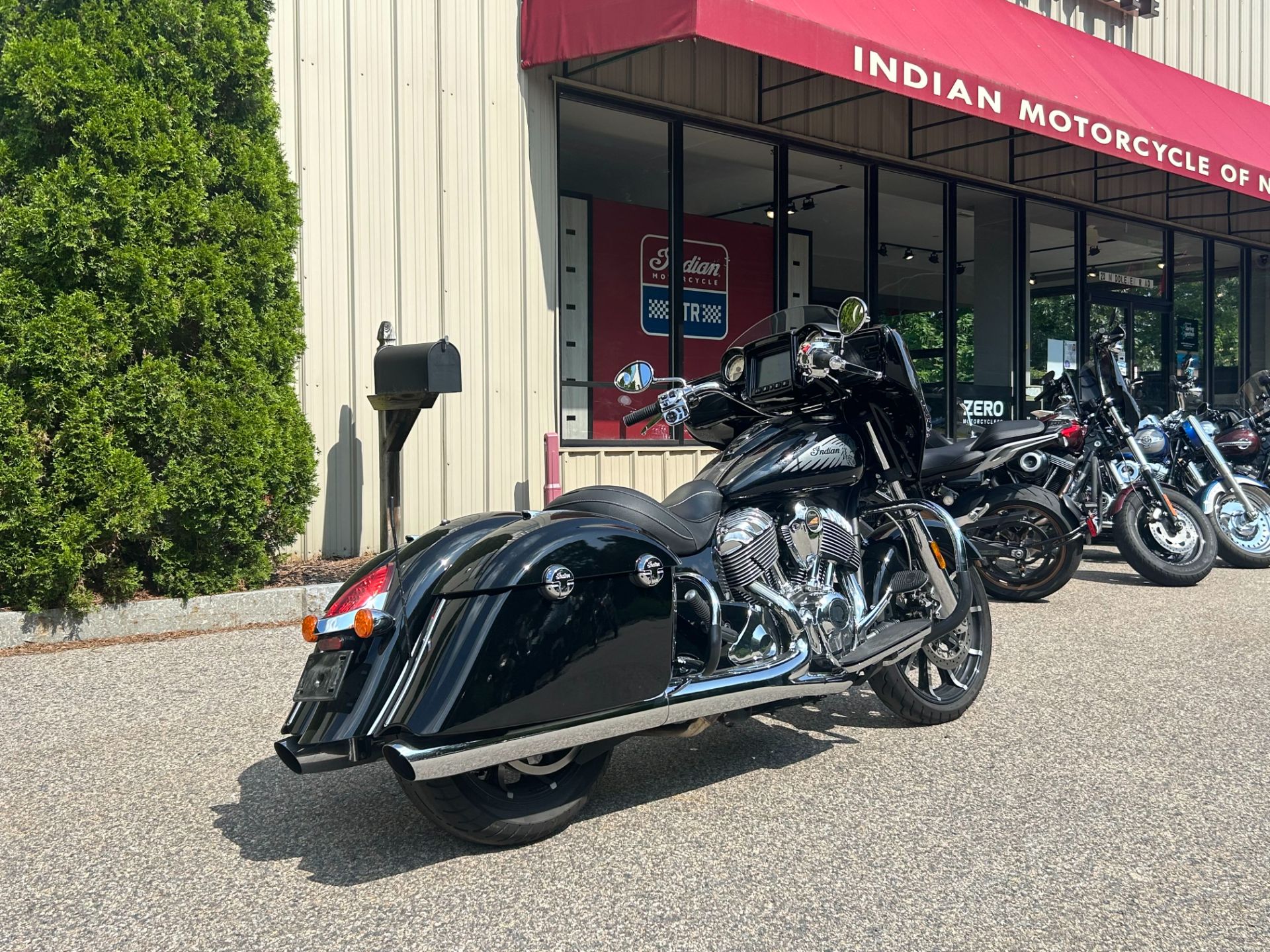 2017 Indian Motorcycle Chieftain® Limited in Tyngsboro, Massachusetts - Photo 2