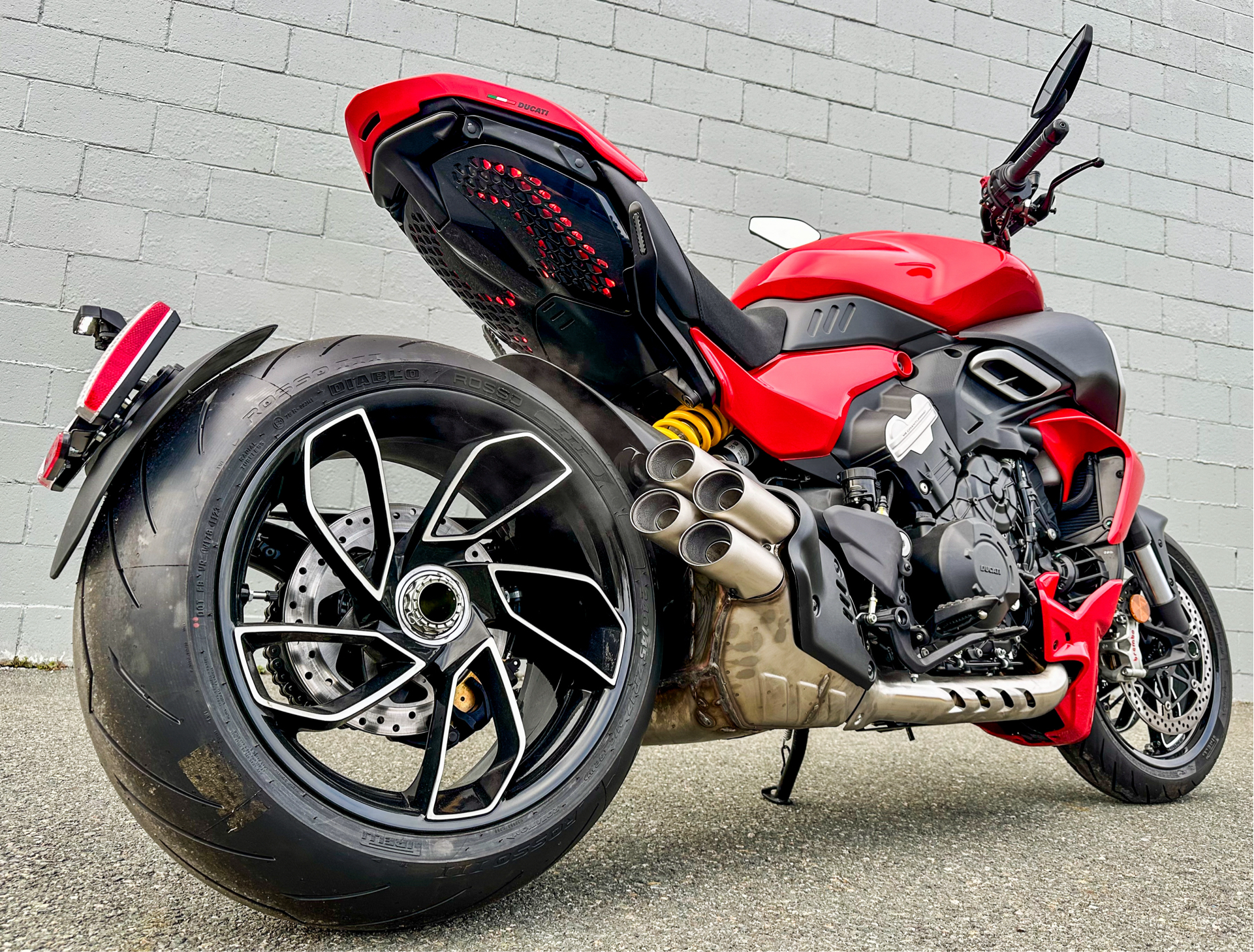 2024 Ducati Diavel V4 in Northampton, Massachusetts - Photo 15