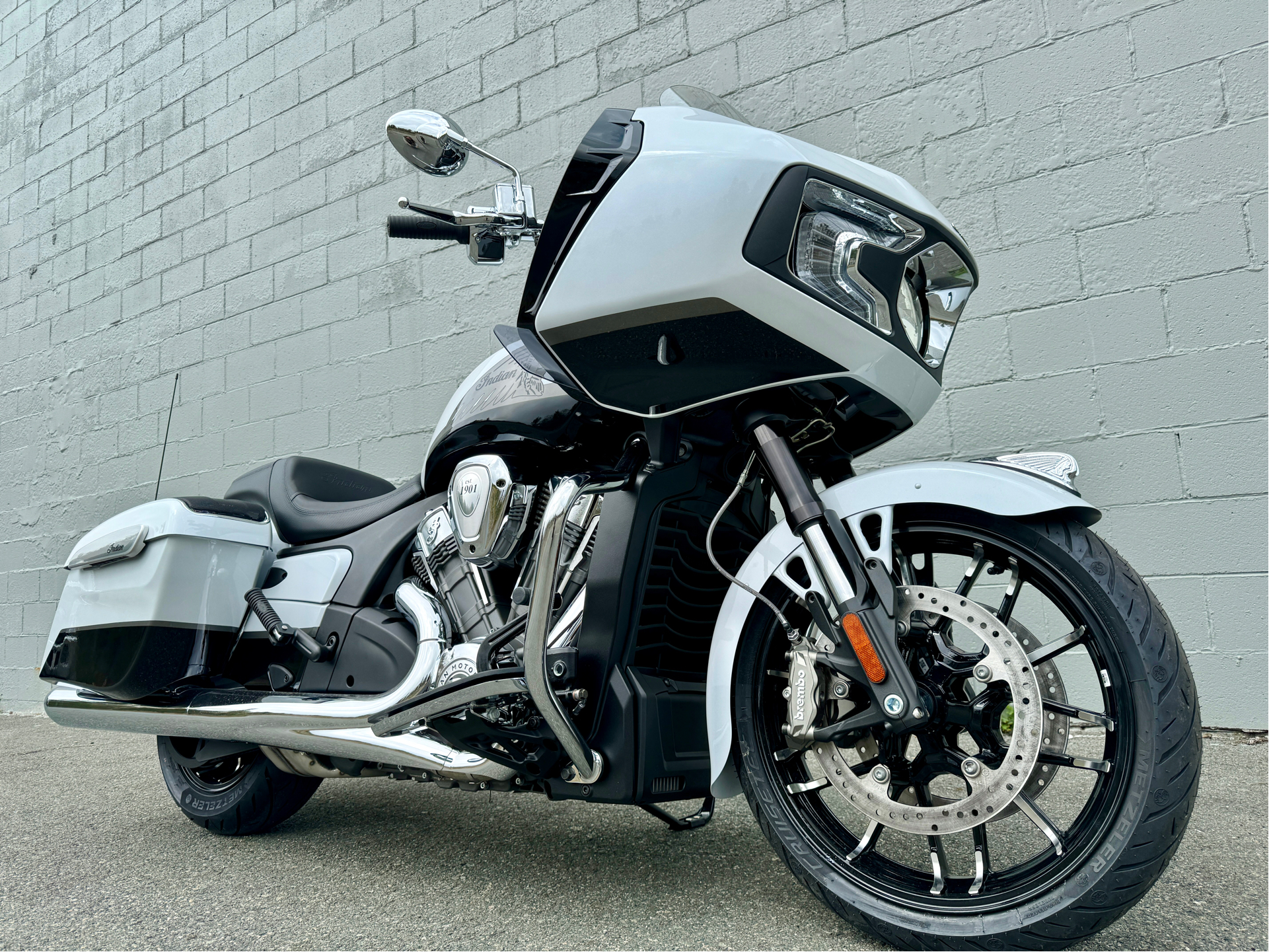2024 Indian Motorcycle Challenger® Limited with PowerBand Audio Package in Foxboro, Massachusetts - Photo 13