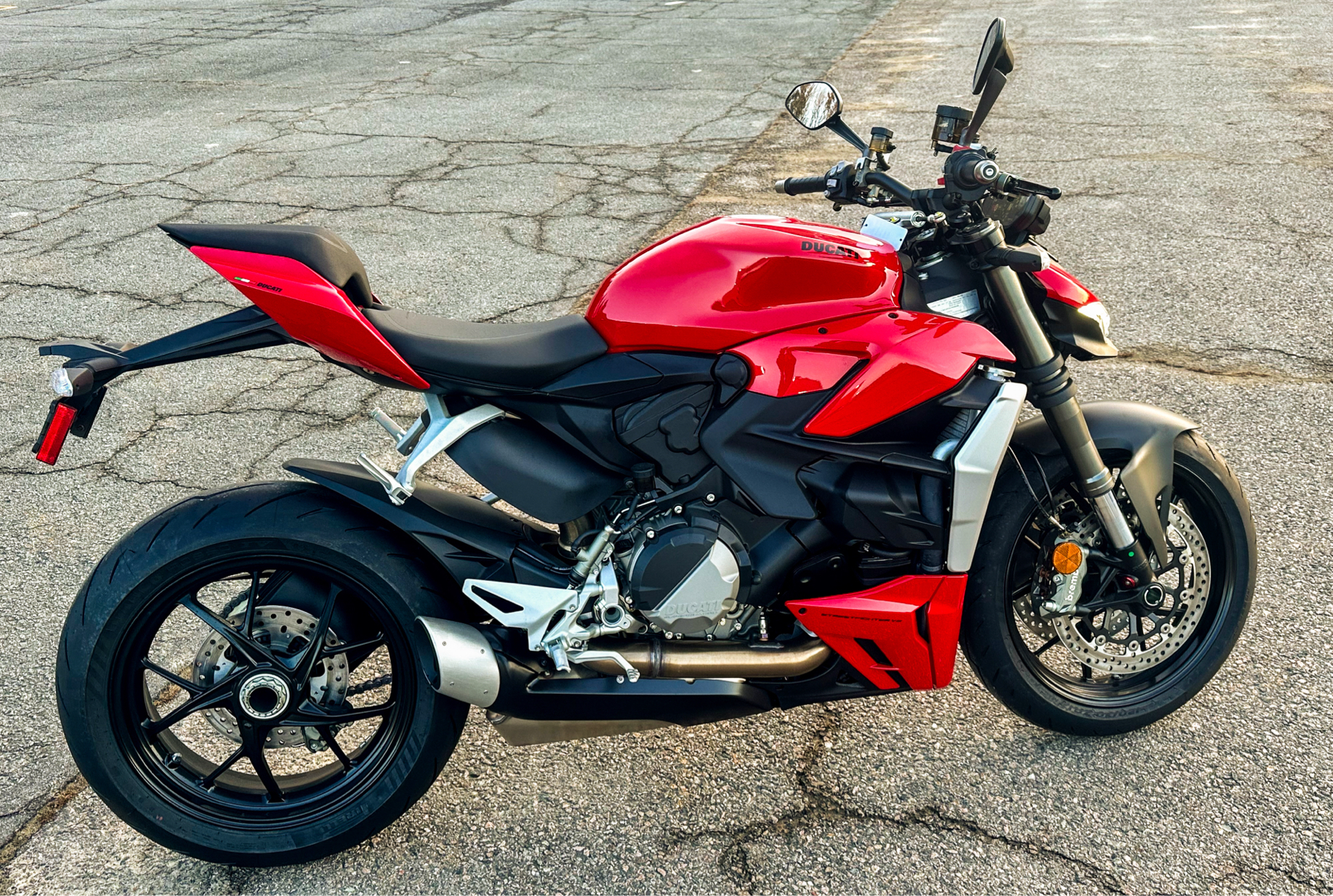 2024 Ducati Streetfighter V2 in Foxboro, Massachusetts - Photo 37