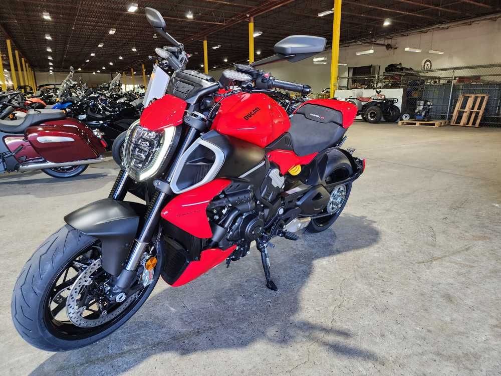2024 Ducati Diavel V4 in Foxboro, Massachusetts - Photo 5
