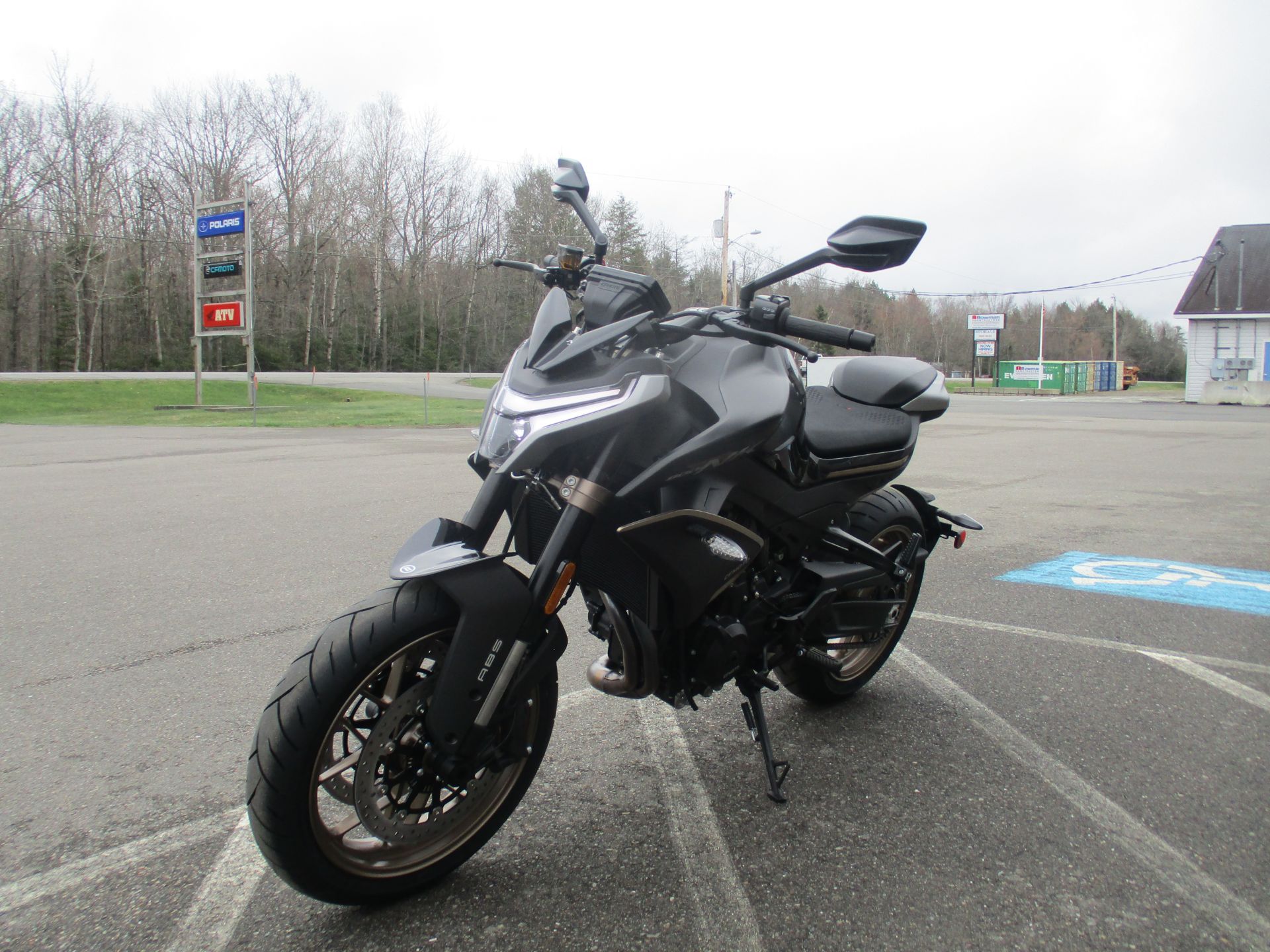 2024 CFMOTO 800NK in Newport, Maine - Photo 2