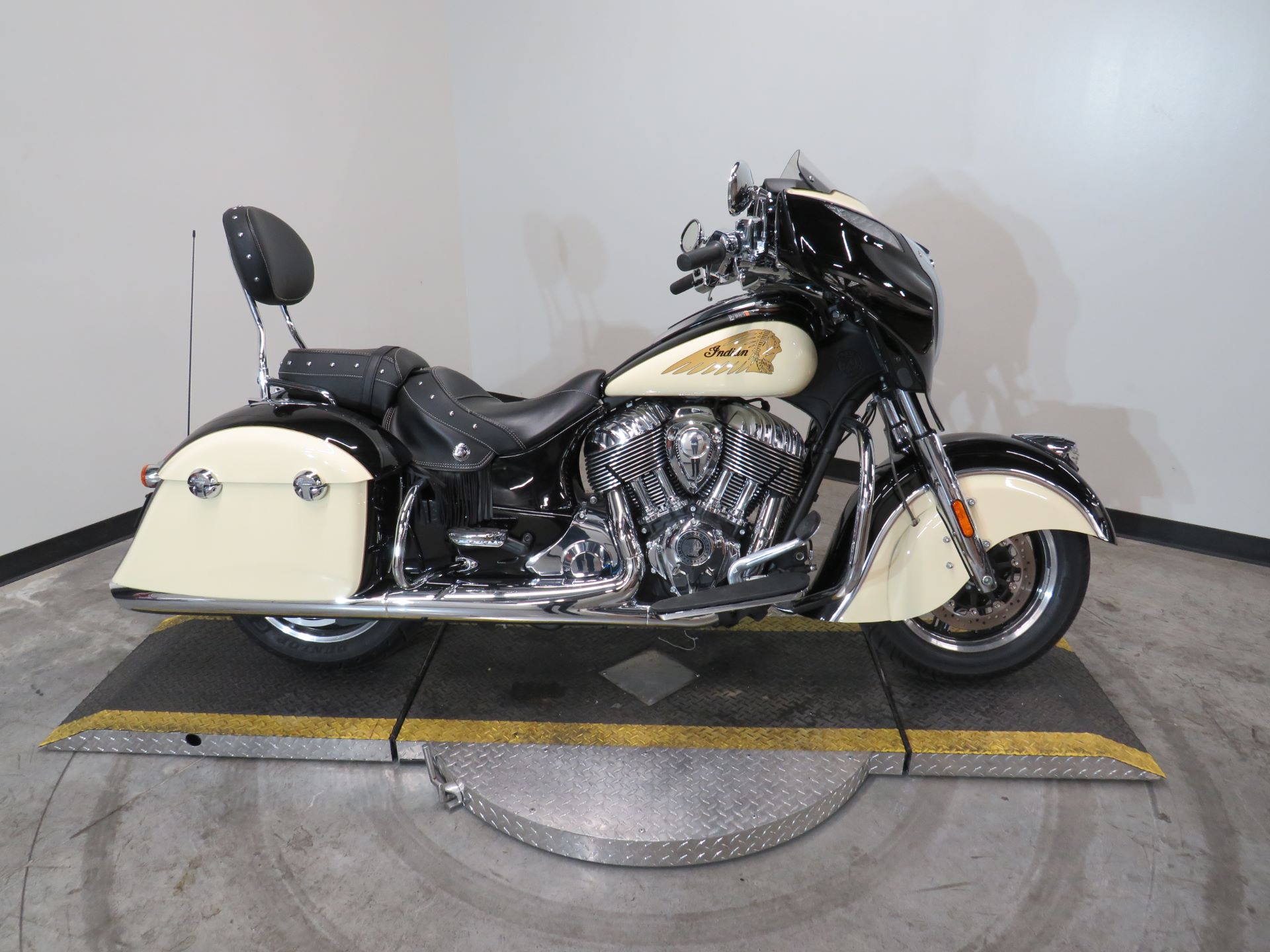 2019 Indian Chieftain® Classic ABS in Fort Worth, Texas - Photo 1