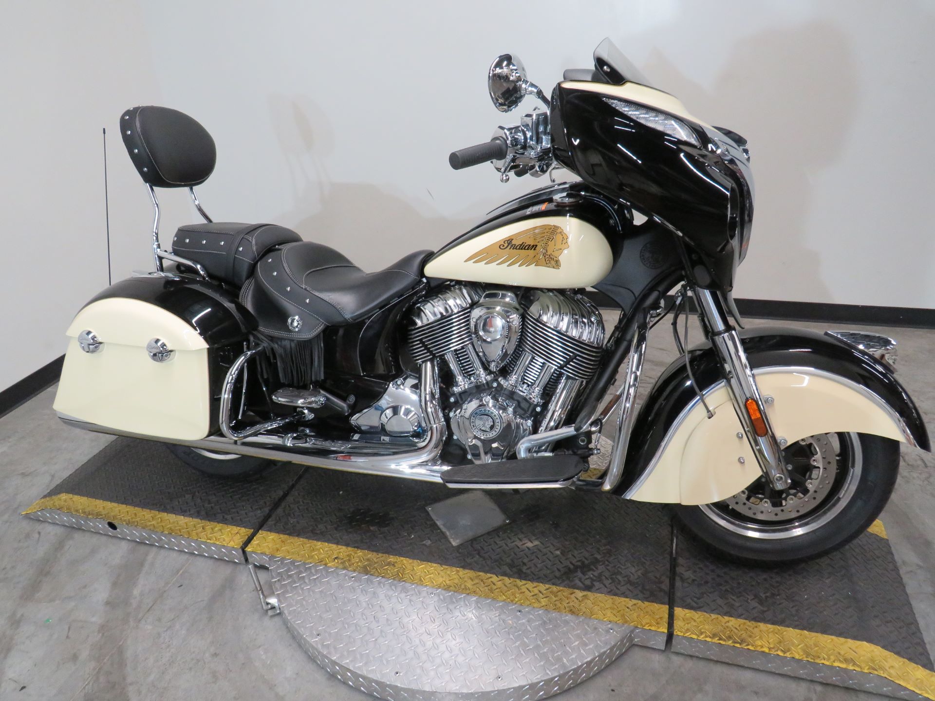 2019 Indian Chieftain® Classic ABS in Fort Worth, Texas - Photo 14