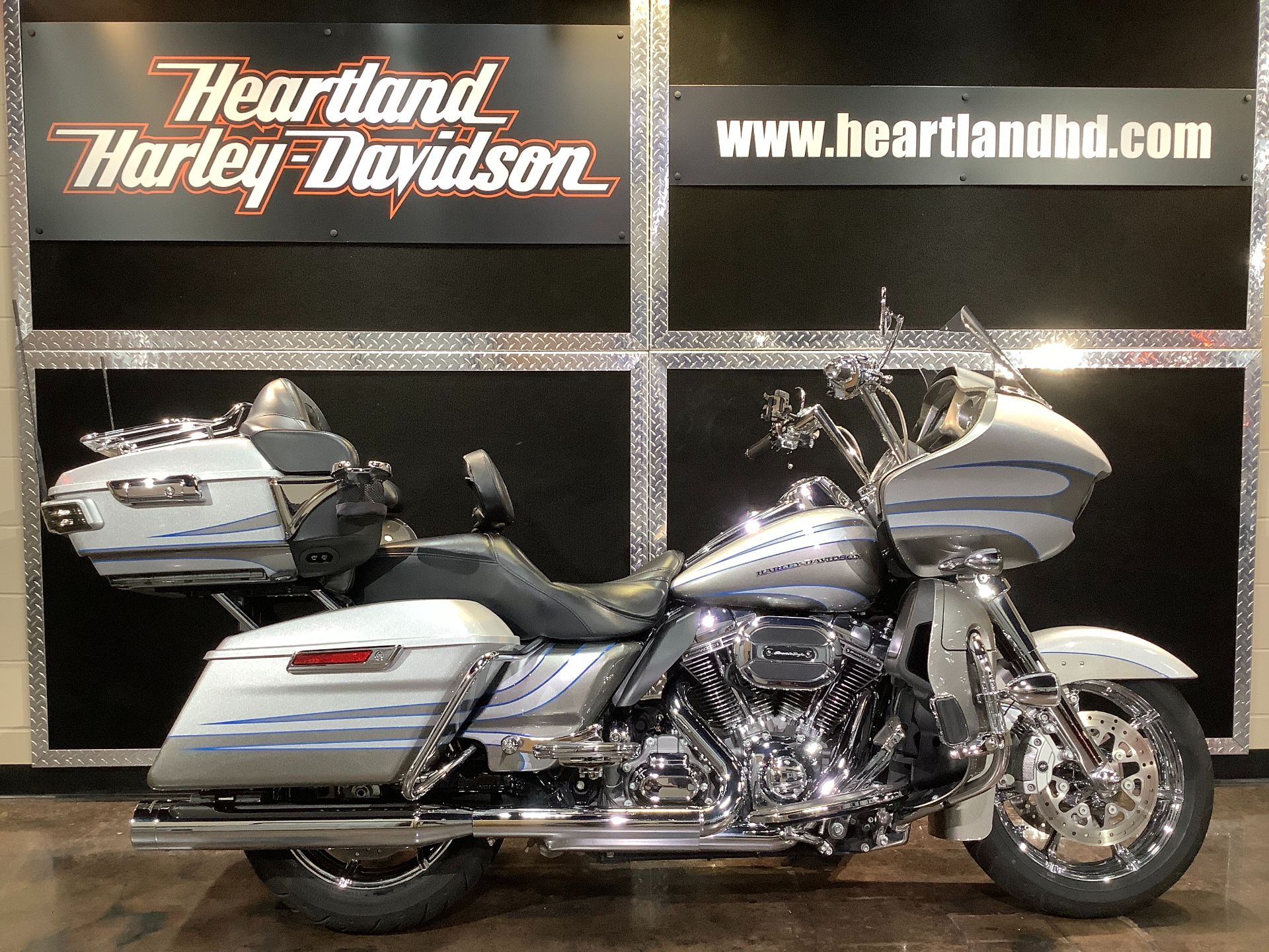 2016 Harley-Davidson CVO Road Glide Ultra in Burlington, Iowa - Photo 1