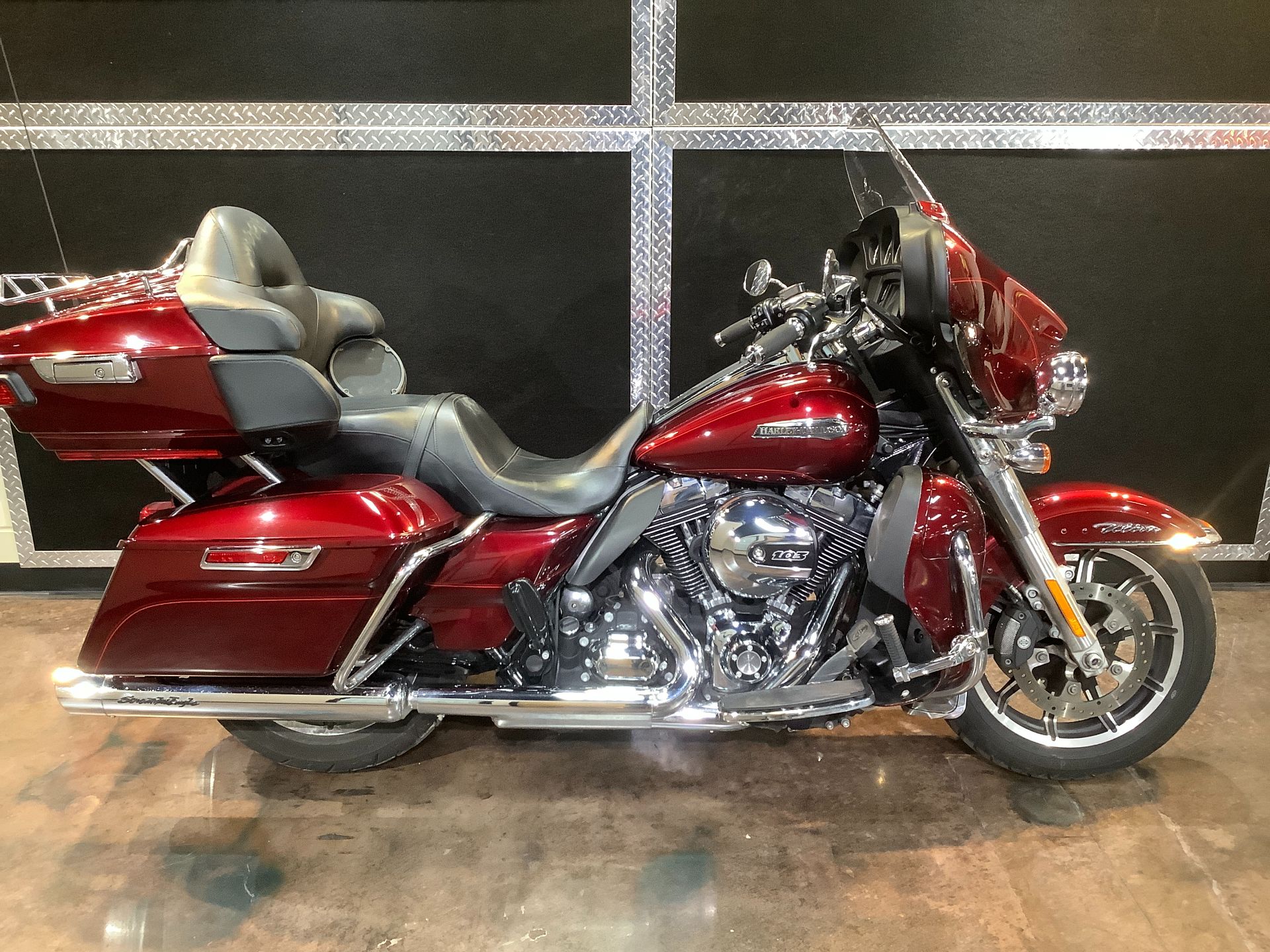 2015 Harley-Davidson Electra Glide® Ultra Classic® Low in Burlington, Iowa - Photo 2