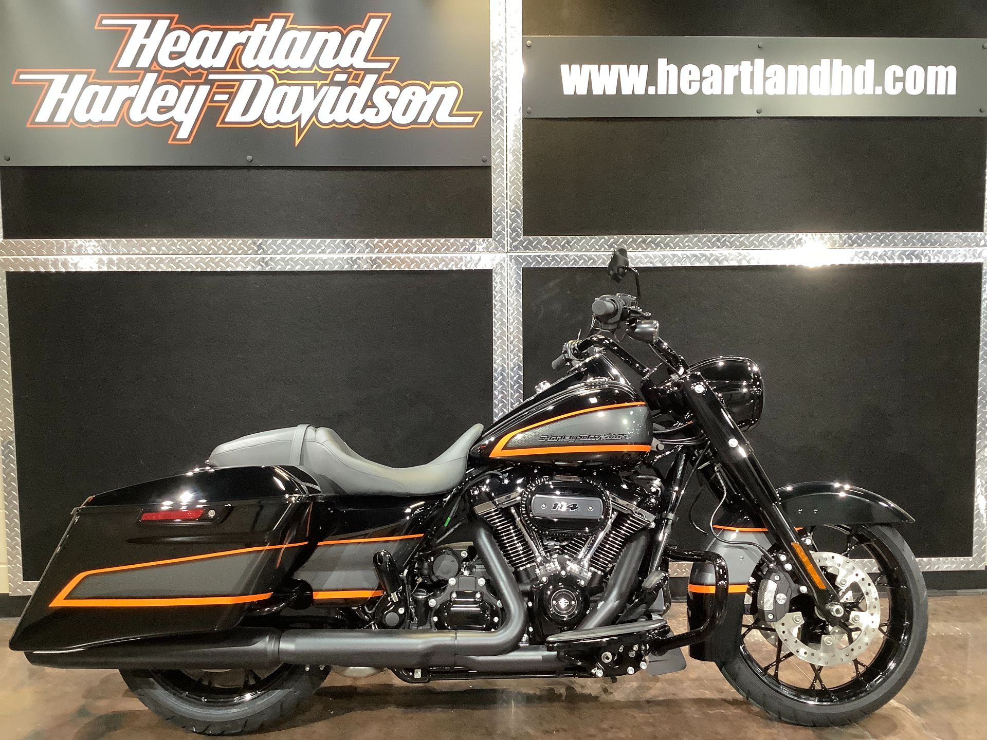 2022 harley road king