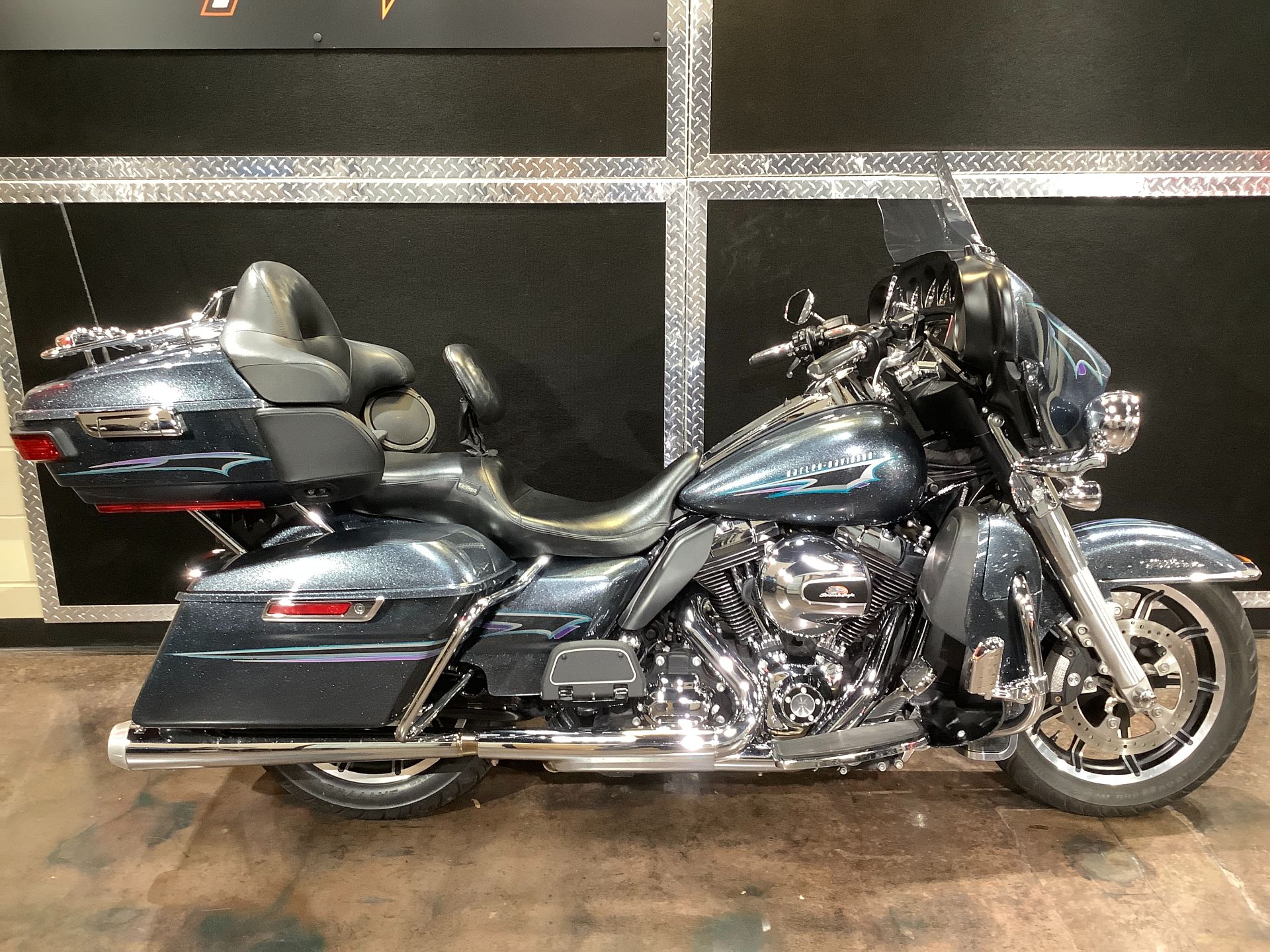 2015 Harley-Davidson Electra Glide® Ultra Classic® Low in Burlington, Iowa - Photo 2