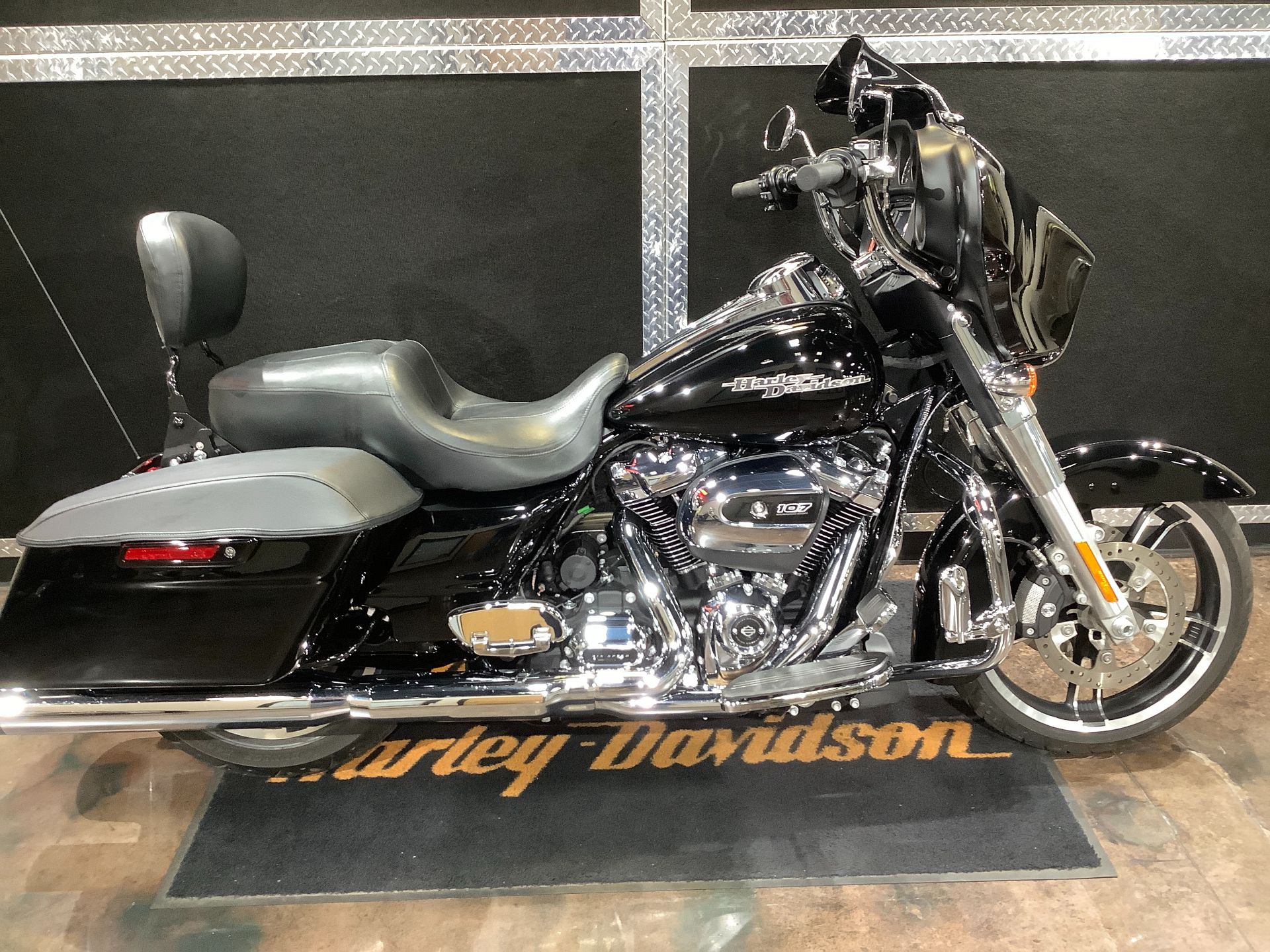 2017 Harley-Davidson Street Glide® in Burlington, Iowa - Photo 2