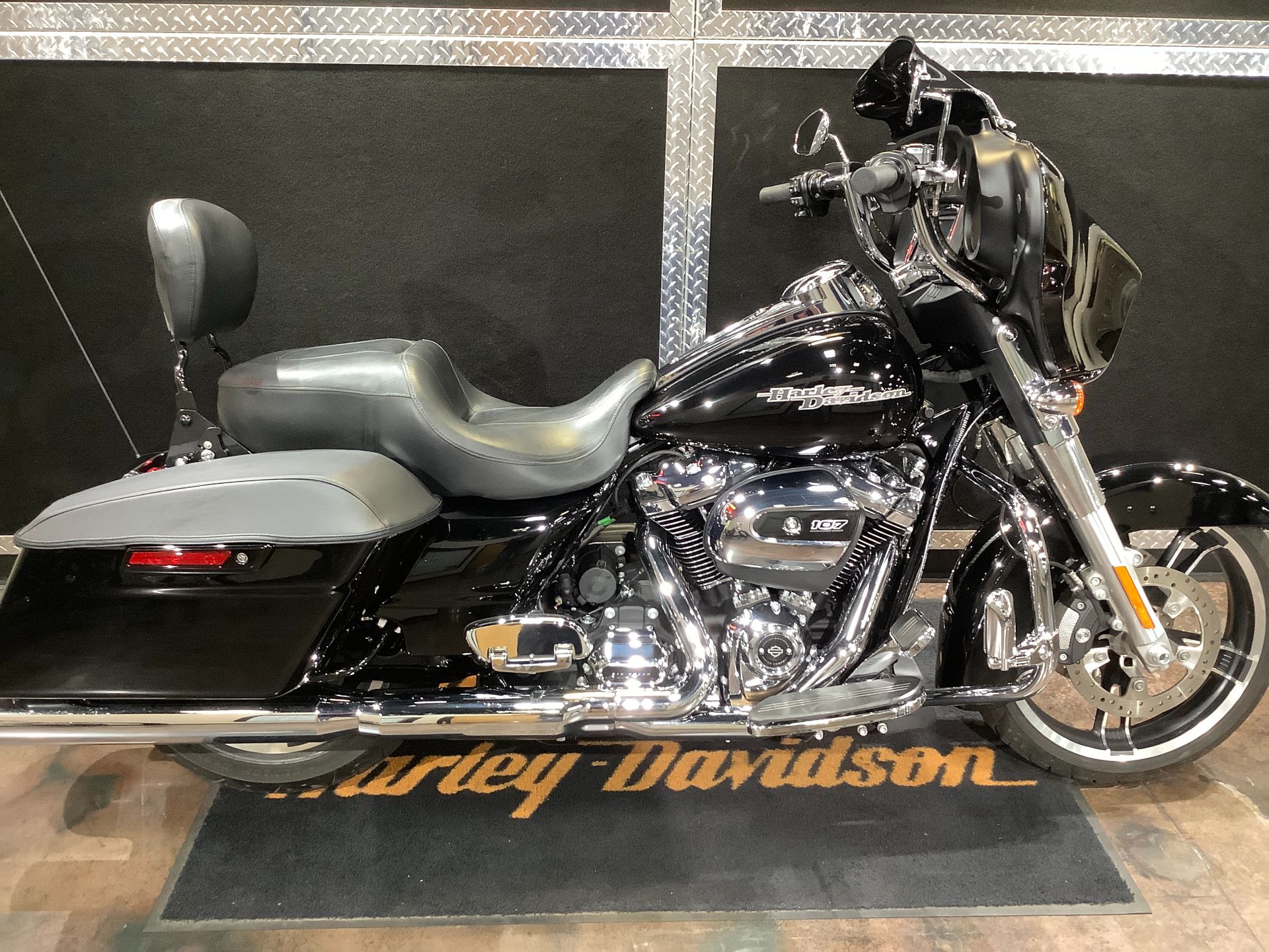 2017 Harley-Davidson Street Glide® in Burlington, Iowa - Photo 16