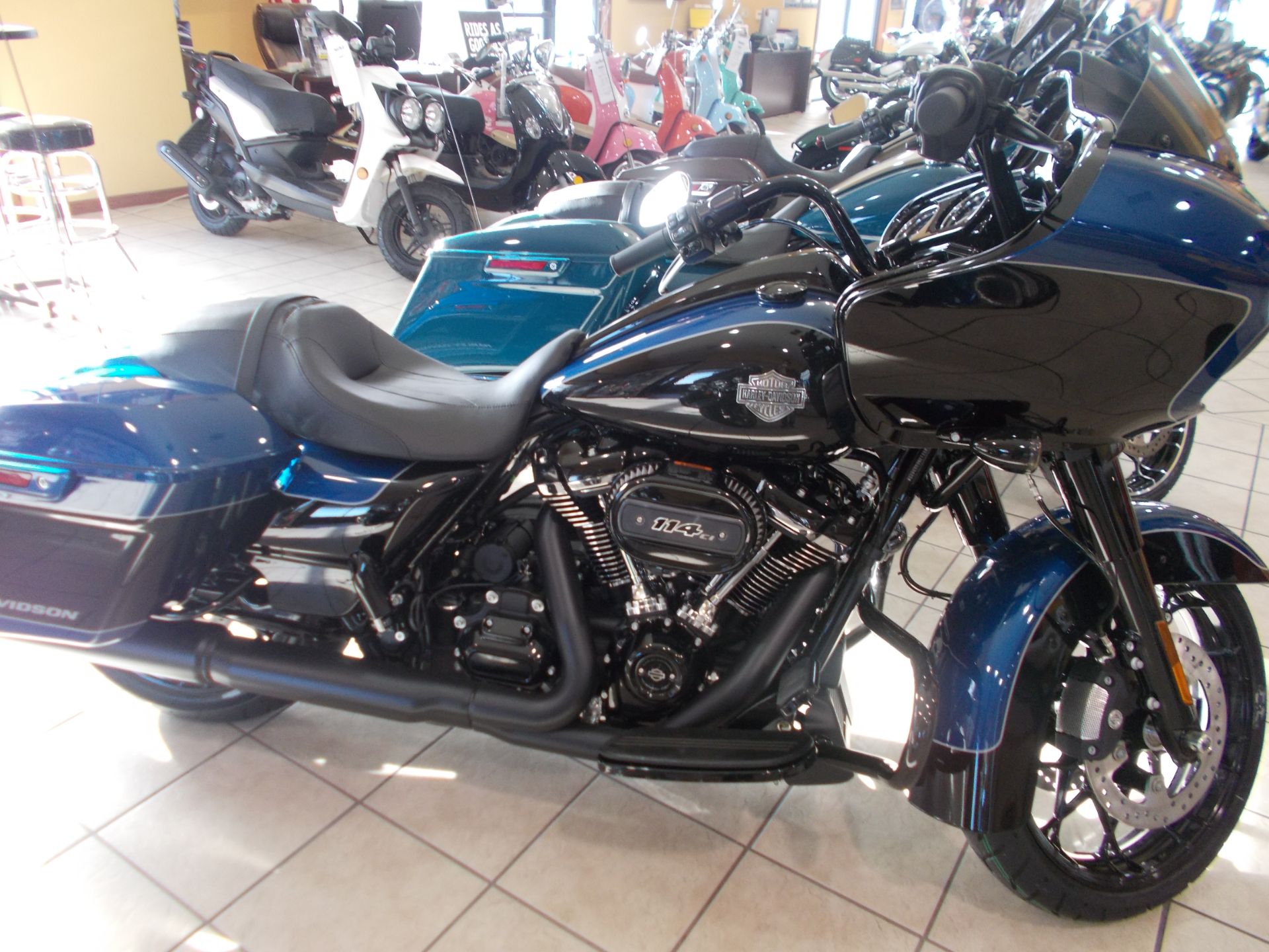 2022 HARLEY DAVIDSON ROADGLIDE SPECIAL WITH BLACK FINISH in Junction City, Kansas - Photo 3