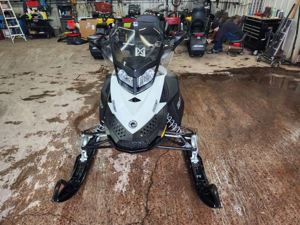 2015 Ski-Doo Grand Touring™ Sport 550F in Ironwood, Michigan - Photo 4