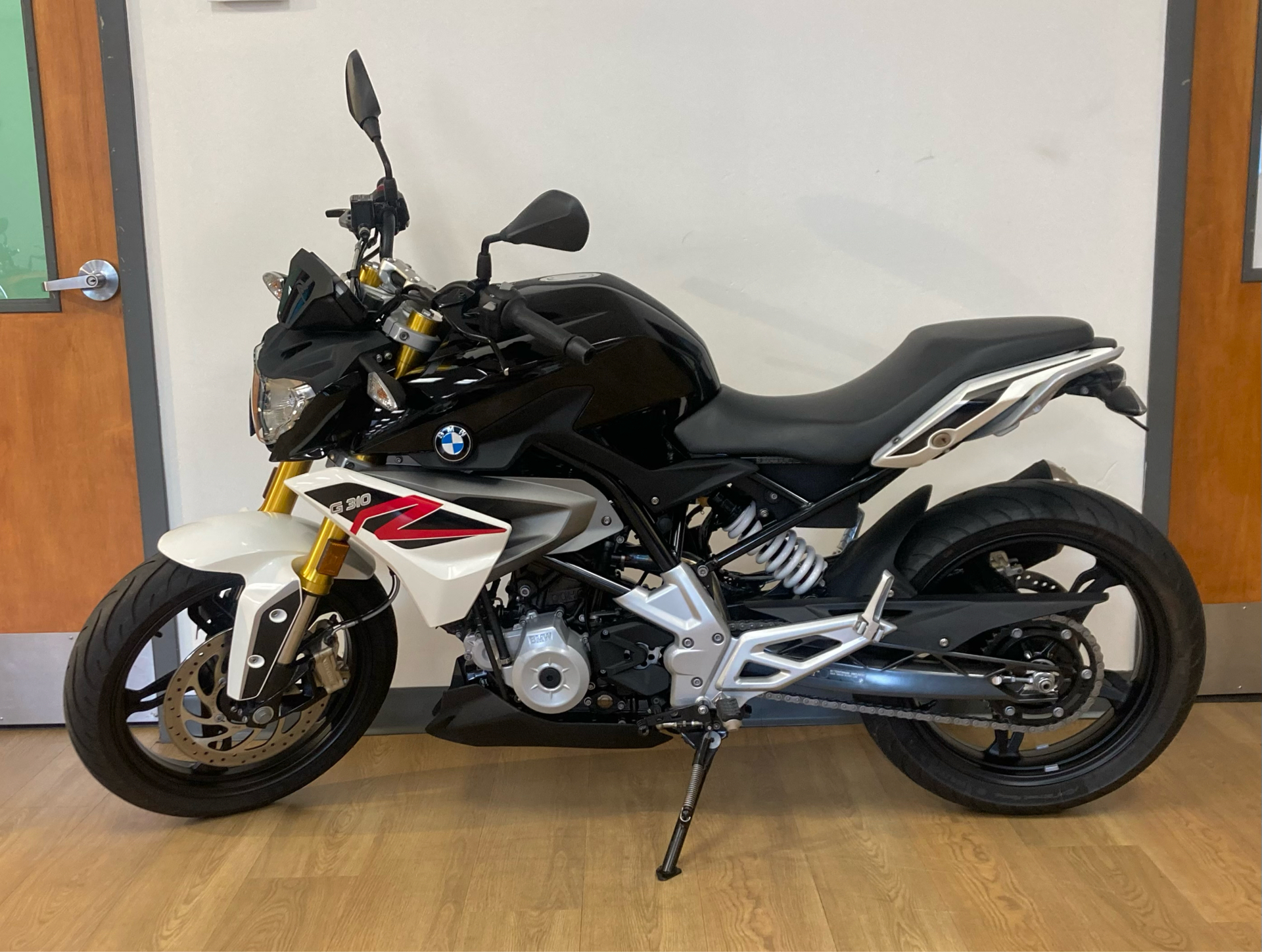 2018 BMW G 310 R in Mahwah, New Jersey - Photo 2