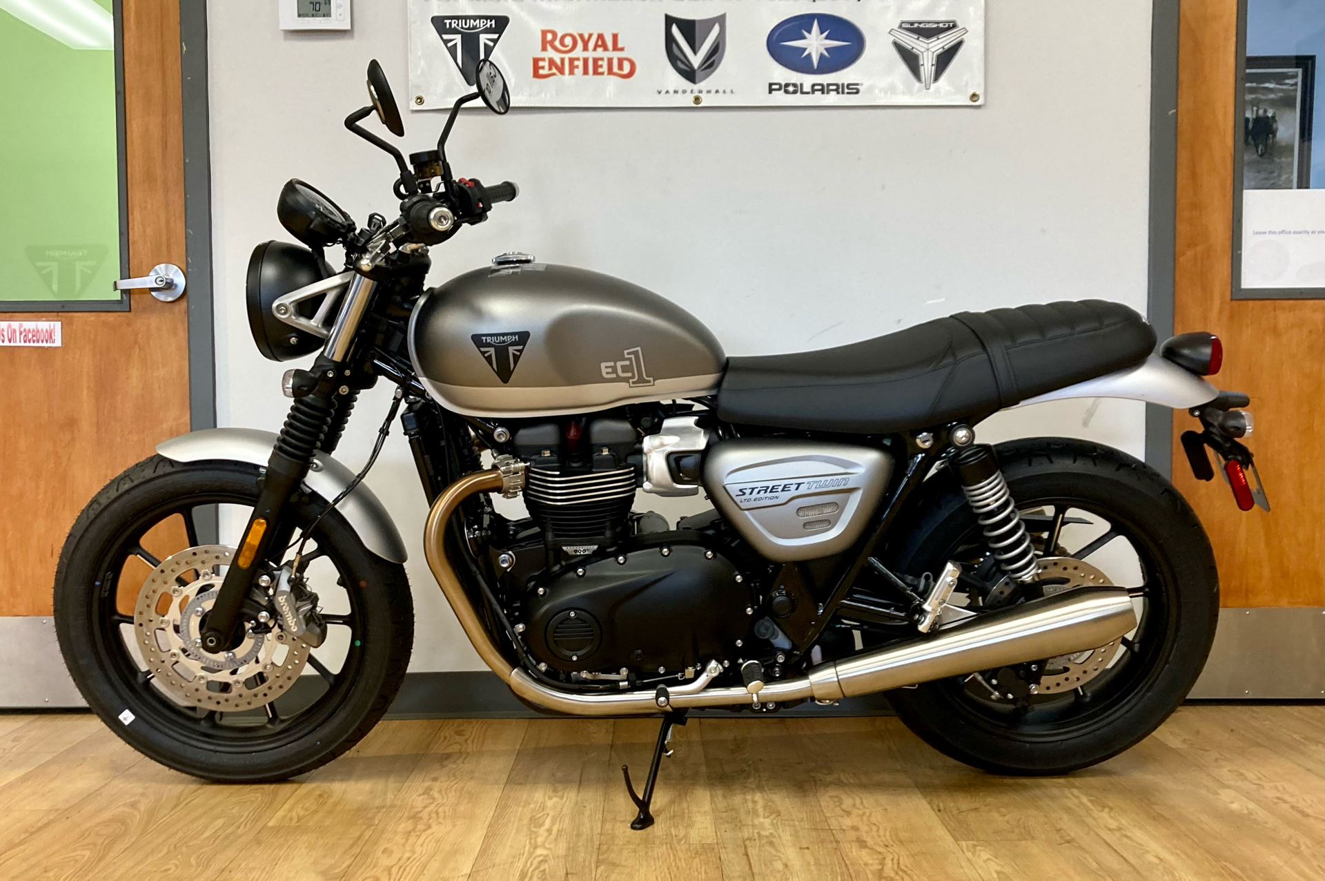 2022 Triumph Street Twin EC1 Special Edition in Mahwah, New Jersey - Photo 3