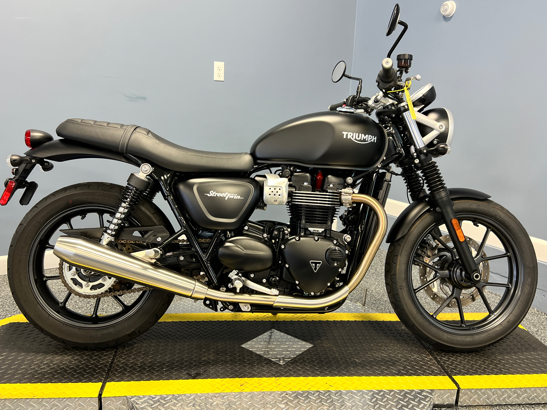 2017 Triumph Street Twin in Meredith, New Hampshire - Photo 1