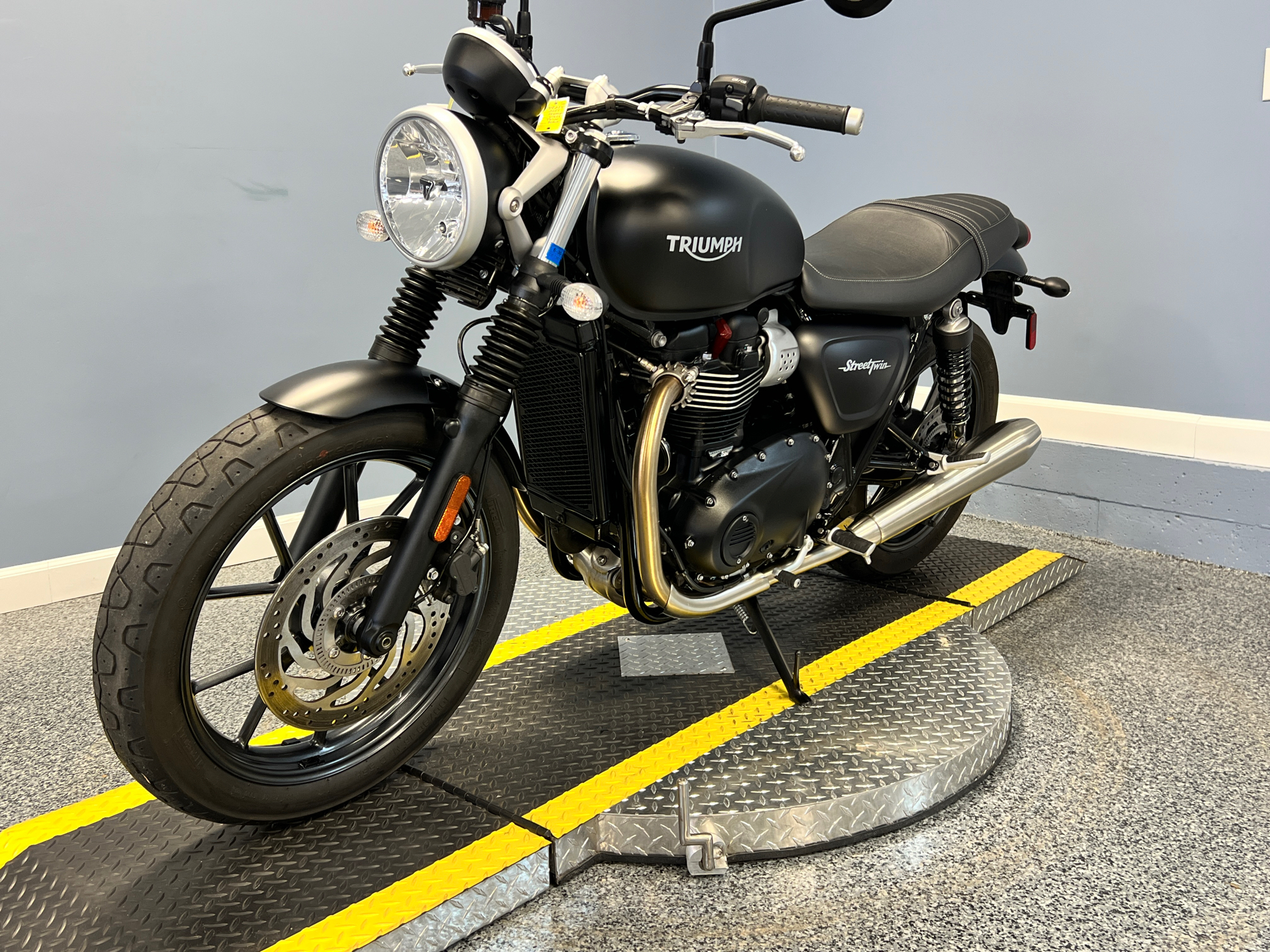 2017 Triumph Street Twin in Meredith, New Hampshire - Photo 4