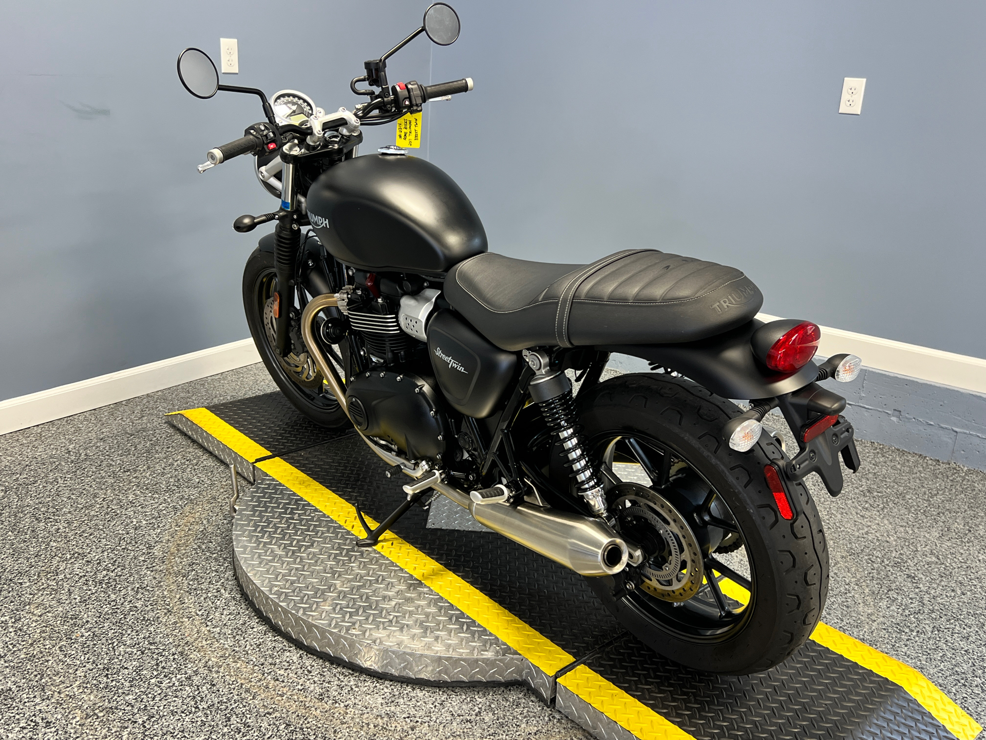 2017 Triumph Street Twin in Meredith, New Hampshire - Photo 5