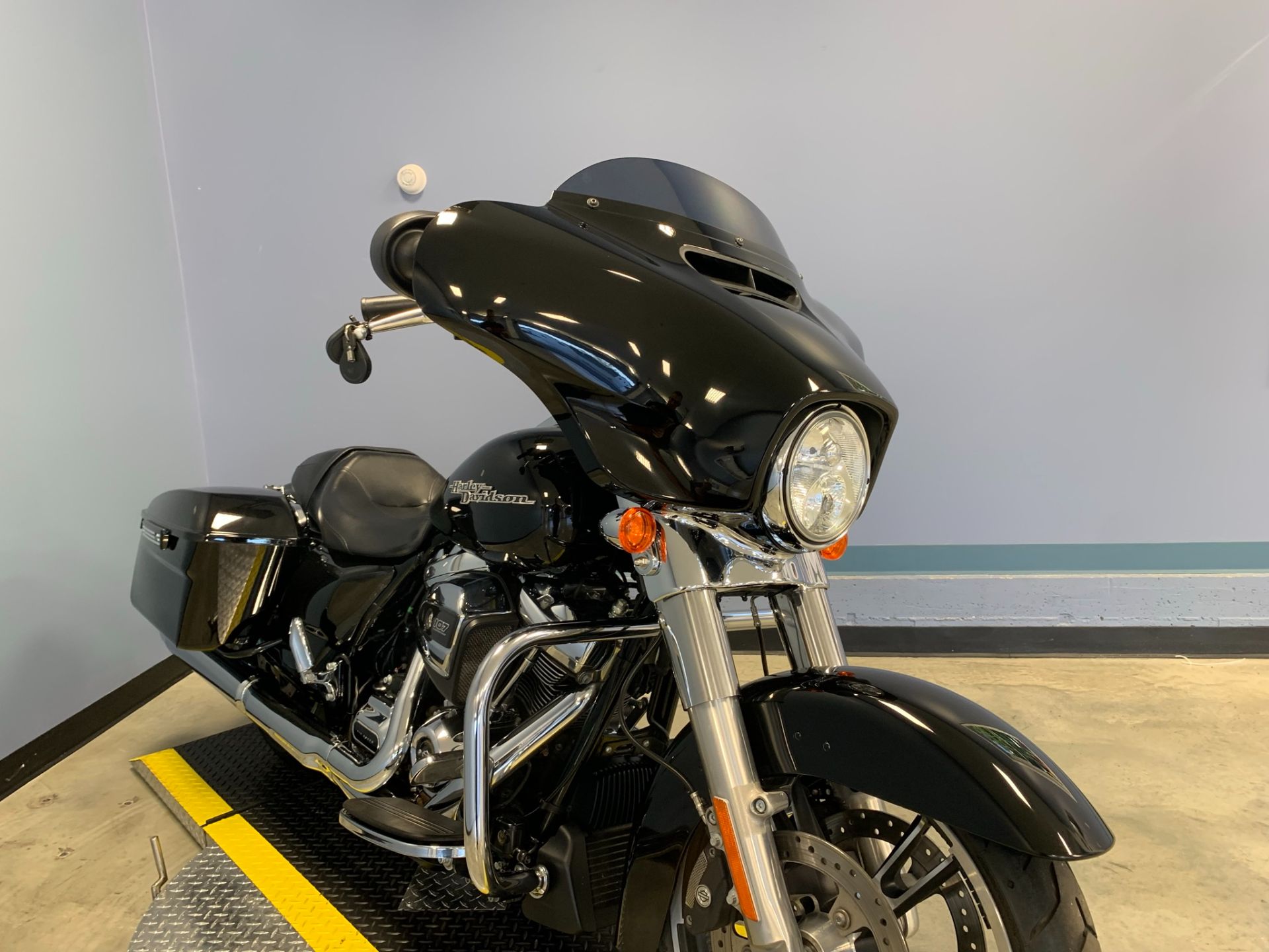 2017 Harley-Davidson Street Glide® in Meredith, New Hampshire - Photo 2
