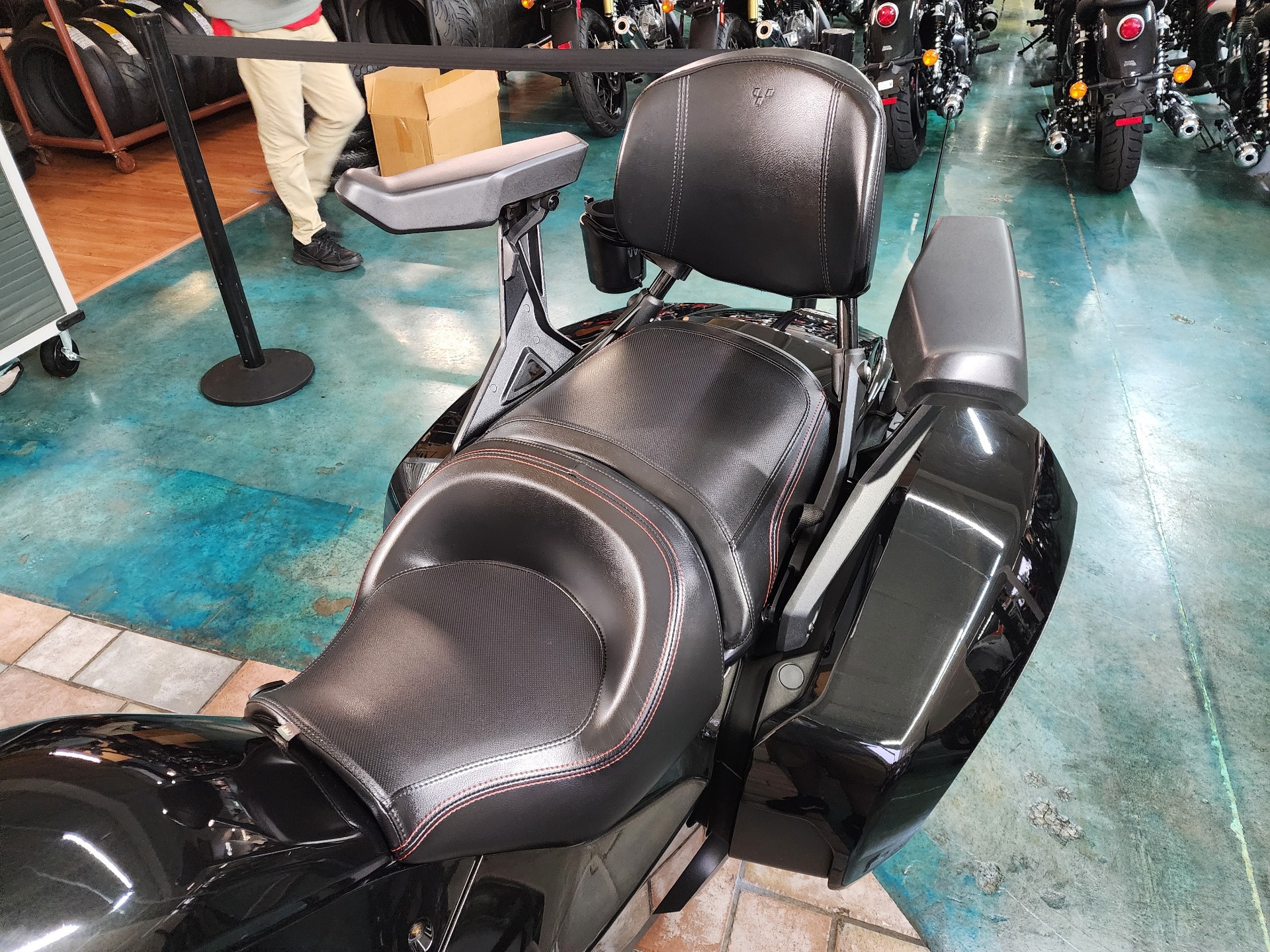 2016 Can-Am Spyder F3-T SE6 w/ Audio System in Louisville, Tennessee - Photo 6