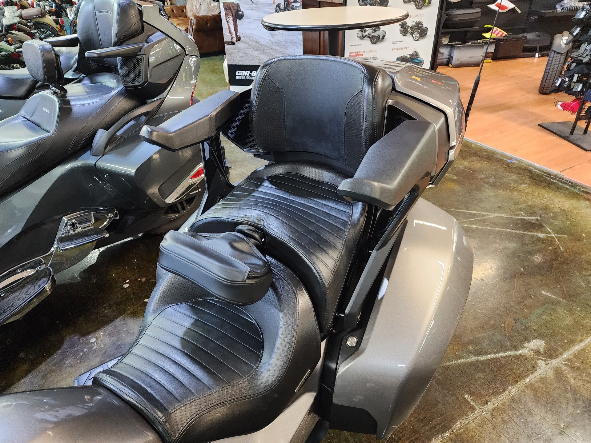 2017 Can-Am Spyder F3 Limited in Louisville, Tennessee - Photo 8