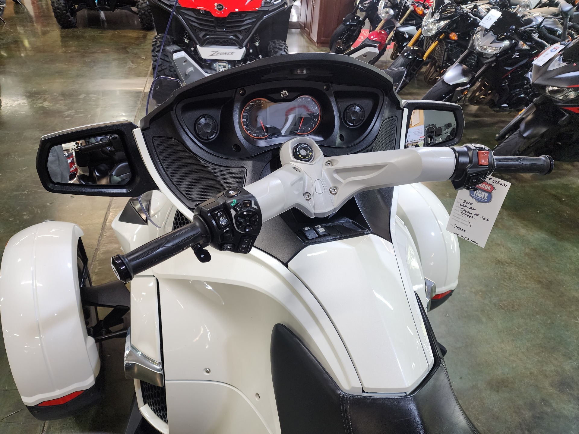 2014 Can-Am Spyder® RT SE6 in Louisville, Tennessee - Photo 5