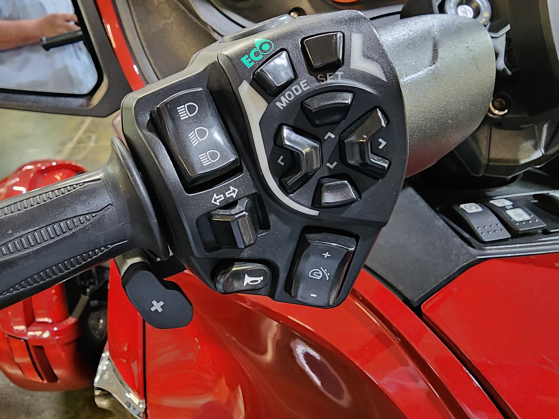 2015 Can-Am Spyder® RT Limited in Louisville, Tennessee - Photo 13