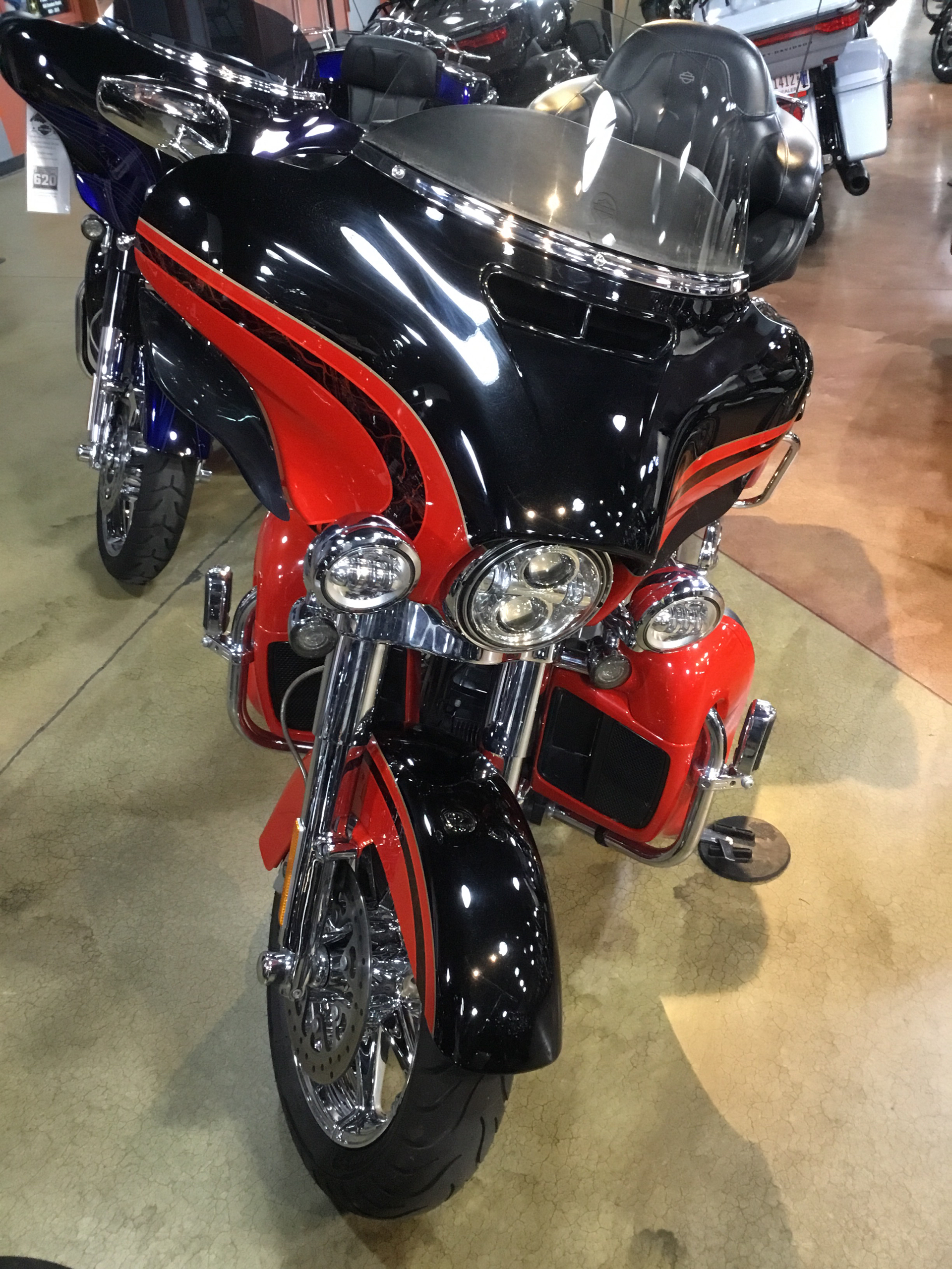 2016 Harley-Davidson CVO™ Limited in Cedar Rapids, Iowa - Photo 2