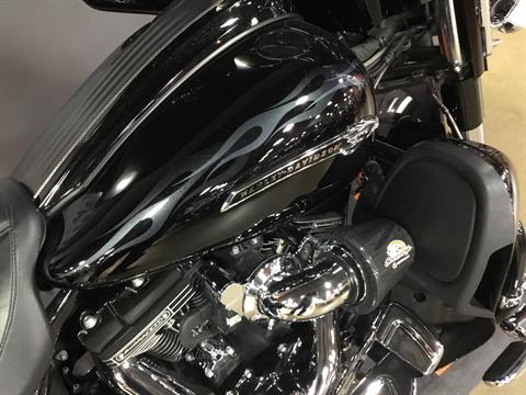 2016 Harley-Davidson CVO™ Street Glide® in Cedar Rapids, Iowa - Photo 3